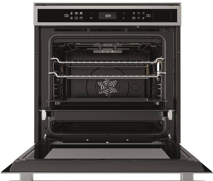 Otwarty czarny piekarnik z rusztami i wentylatorem w środku.