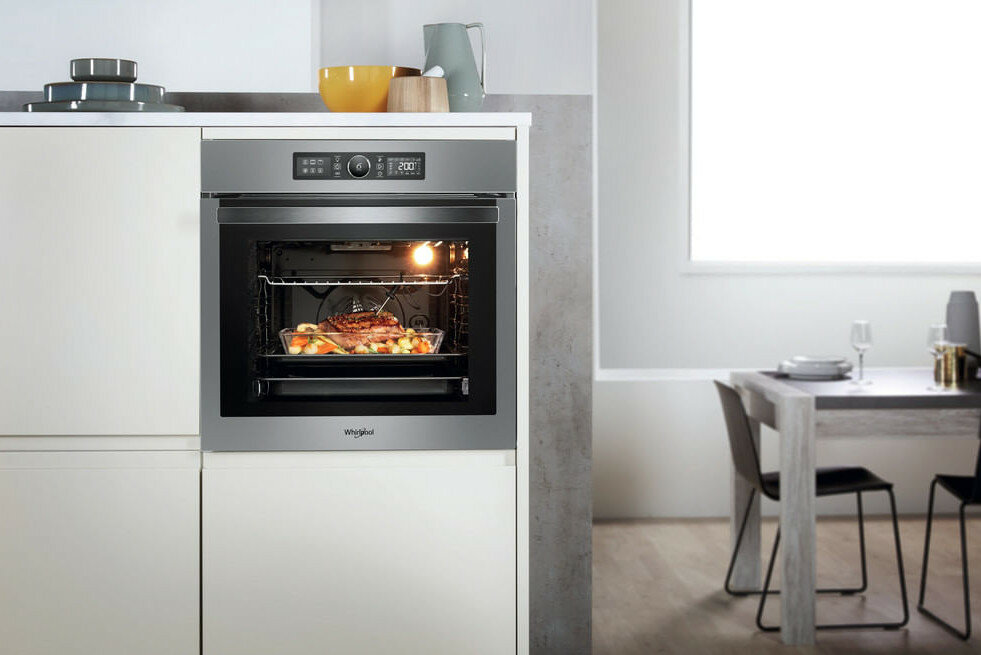 Wbudowany piekarnik z jedzeniem w środku.