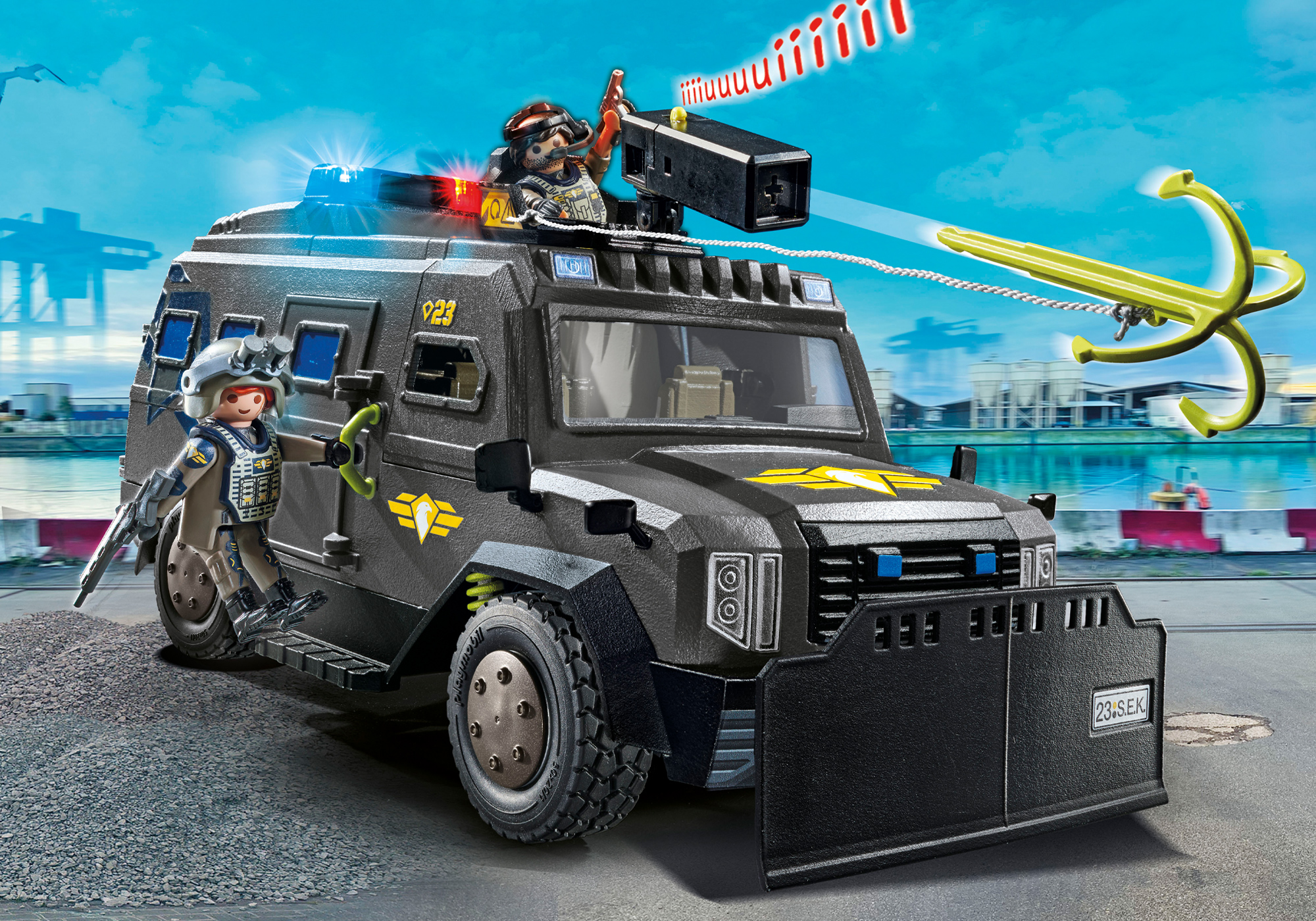 Ein Playmobil-Polizei-Panzerfahrzeug mit zwei Figuren, einem Schleuder und einem Warnschild.