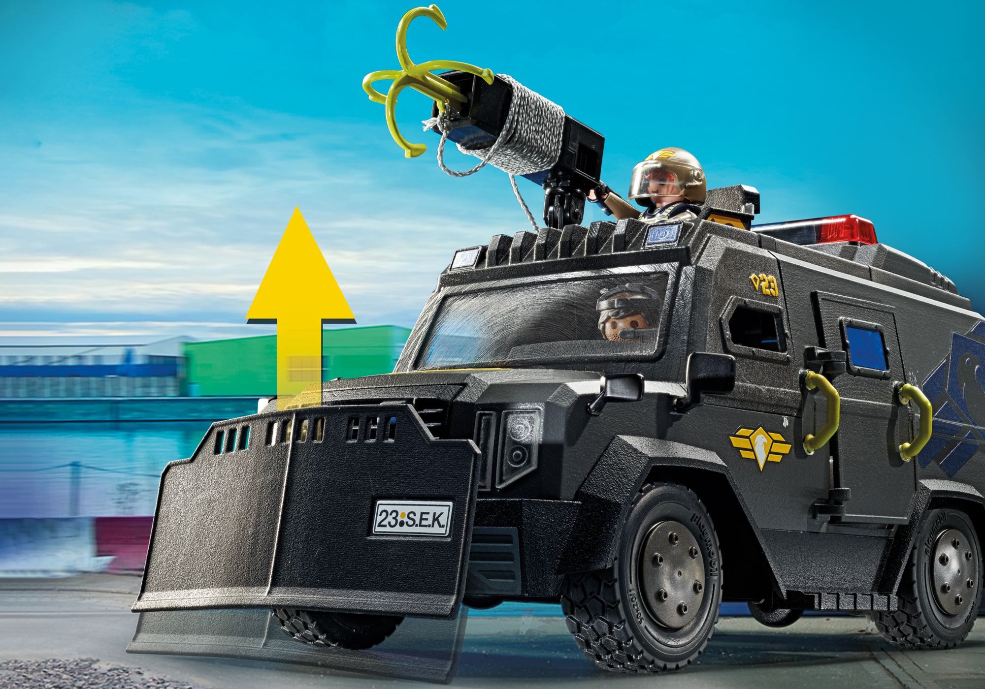 Ein Spielzeug-Polizeipanzerwagen mit einem Spielzeugpolizisten, der von oben eine Waffe zielt.