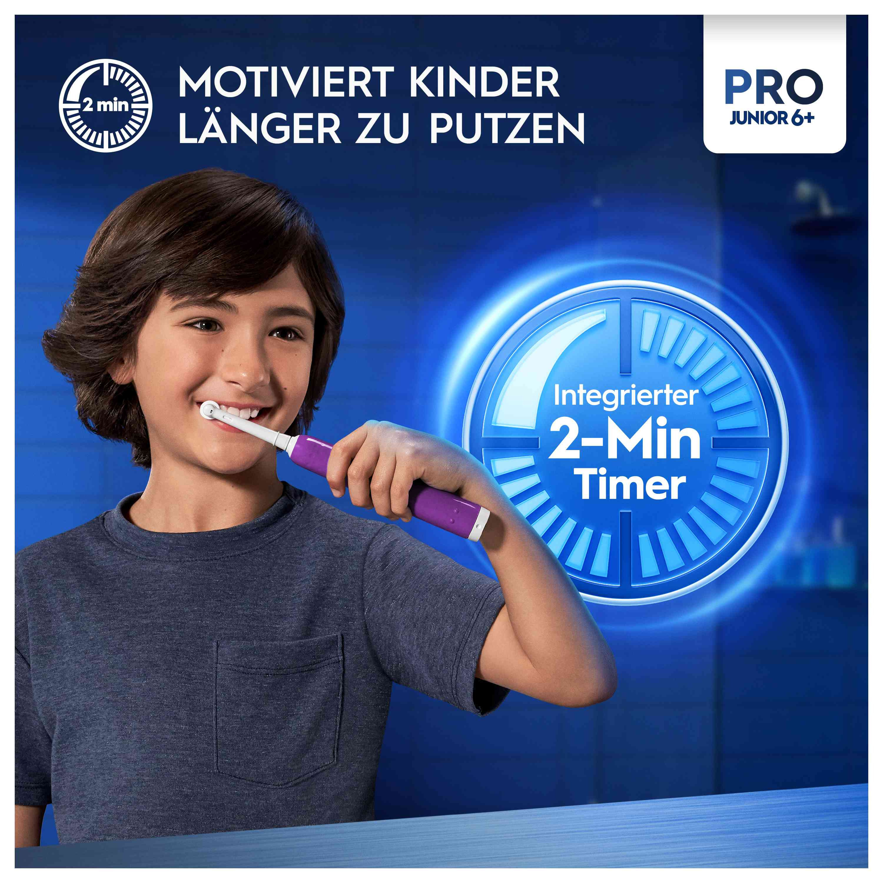 Garçon se brossant les dents avec une brosse à dents électrique violette. Mur bleu avec un graphique de minuterie.