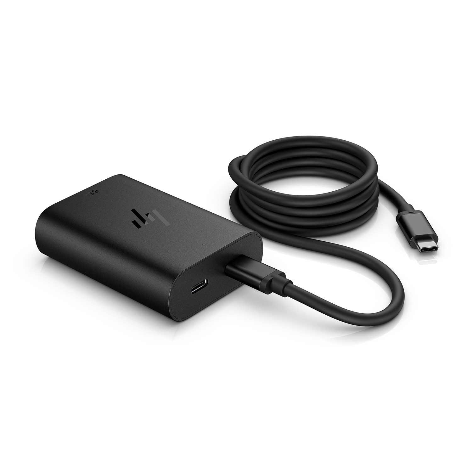 Adattatore e cavo USB-C HP neri. Il cavo è arrotolato.