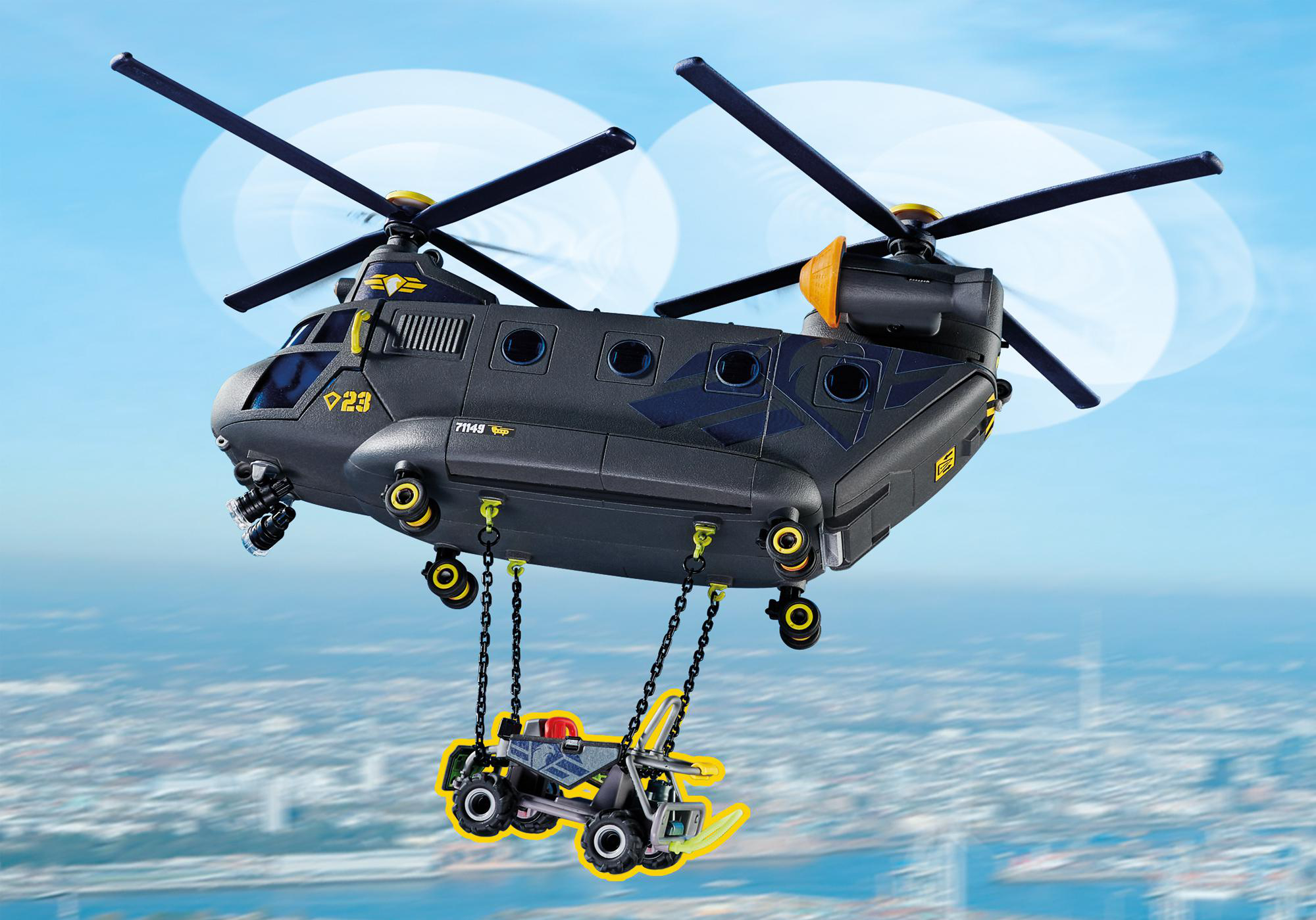 Schwarzer Hubschrauber, der ein kleines Fahrzeug trägt, fliegt über einer Stadtlandschaft.
