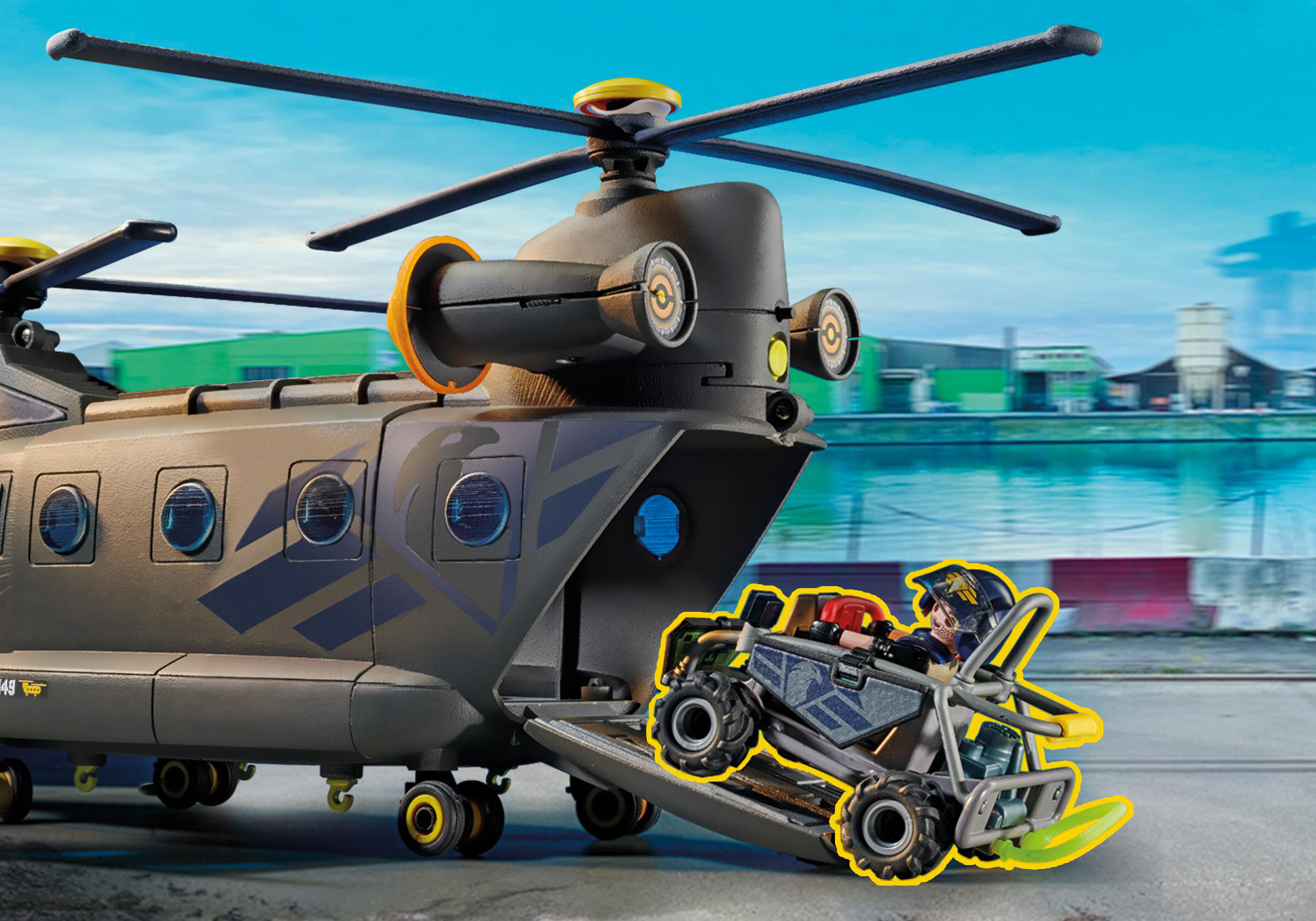 Spielzeug-Hubschrauber mit einem Fahrzeug, das von hinten abgesenkt wird.