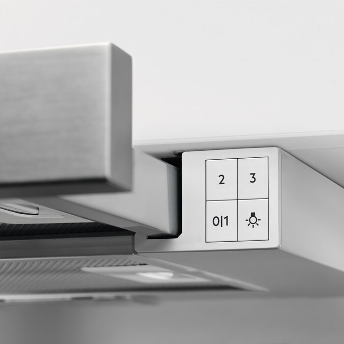 Un primer plano de un panel de control blanco con botones y una luz.