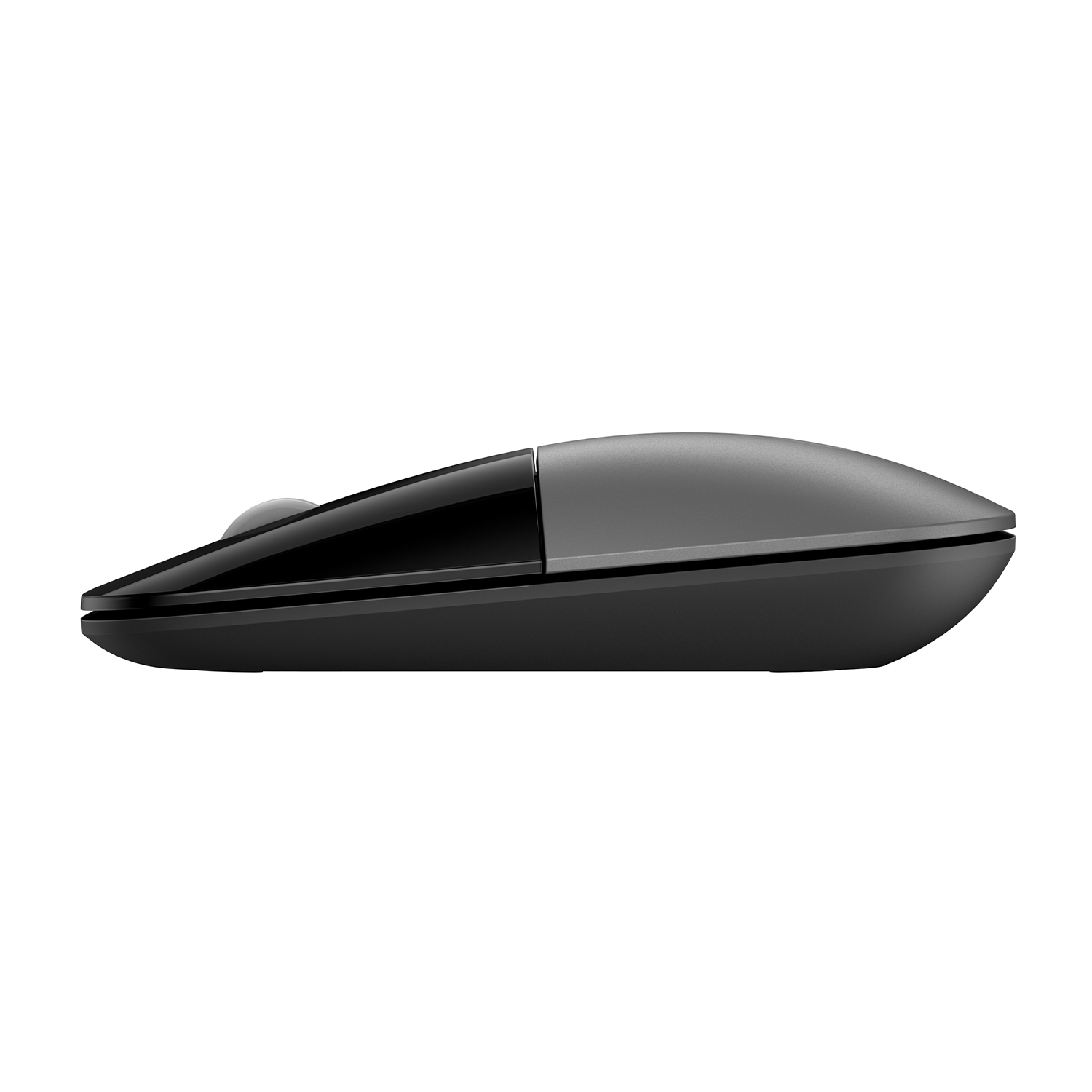 Mouse wireless nero. Il mouse è piatto su sfondo bianco. Vista laterale.