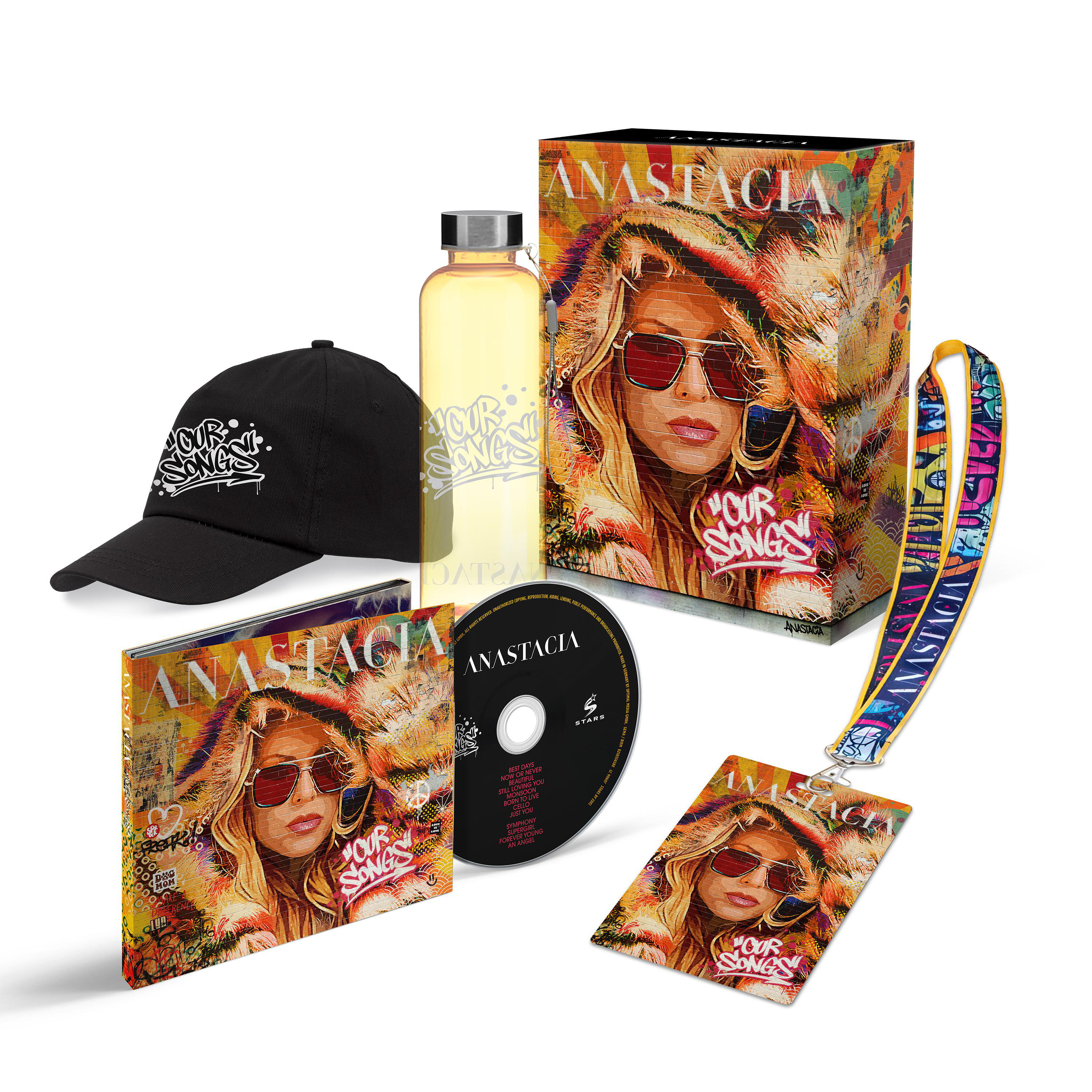 Verschiedene Anastacia-Artikel: CD, Wasserflasche, Kappe, Box, Schlüsselband und Anhänger.