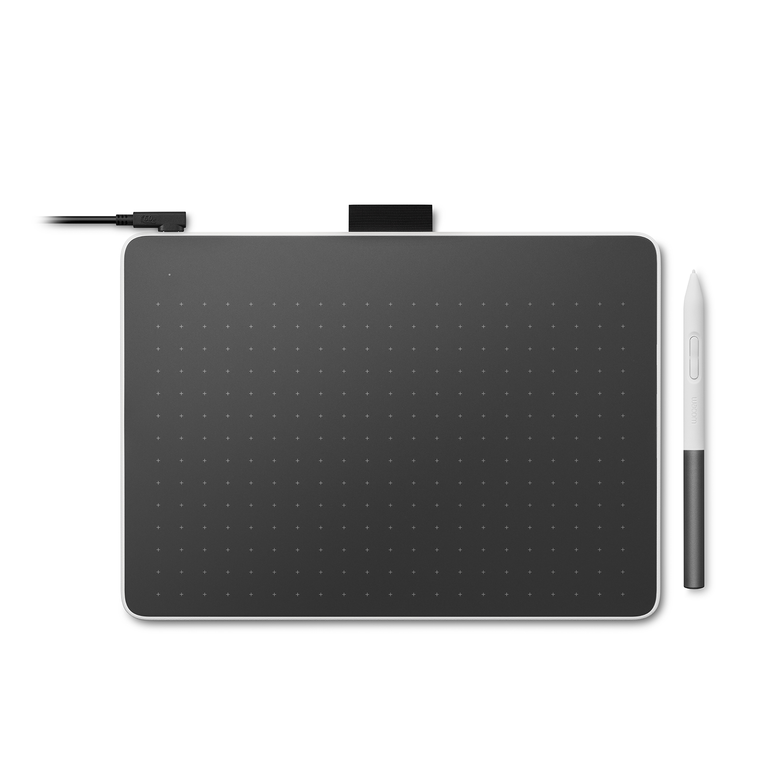 Un tablet da disegno nero e una penna su sfondo bianco.