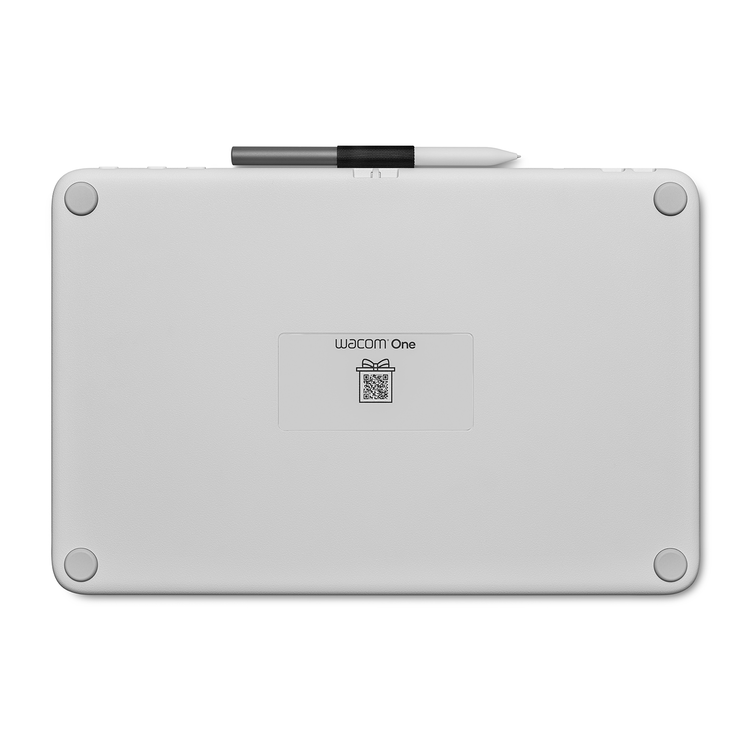 Tavoletta Wacom One bianca, penna sopra, con adesivo con codice QR dietro.