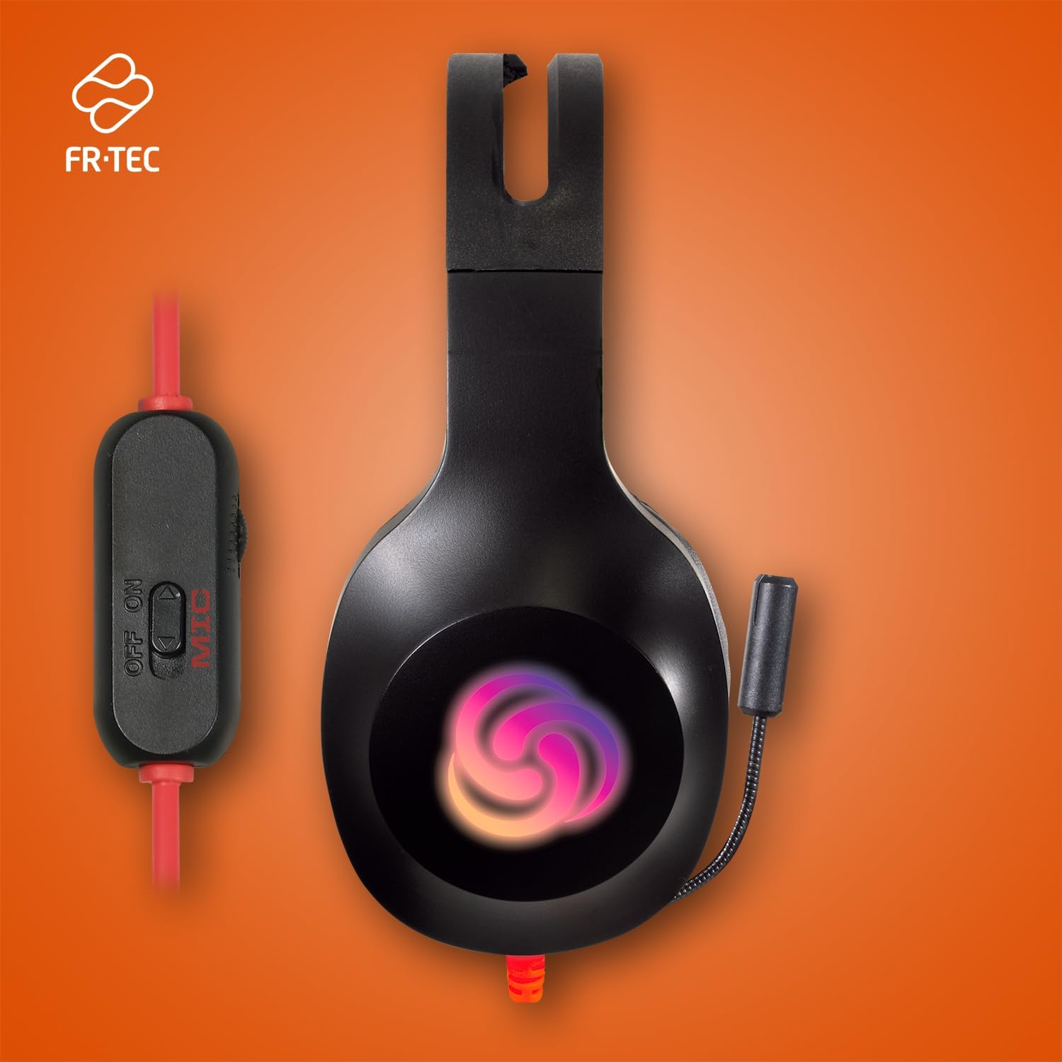 Auriculares gaming negros con cable rojo y fondo naranja.