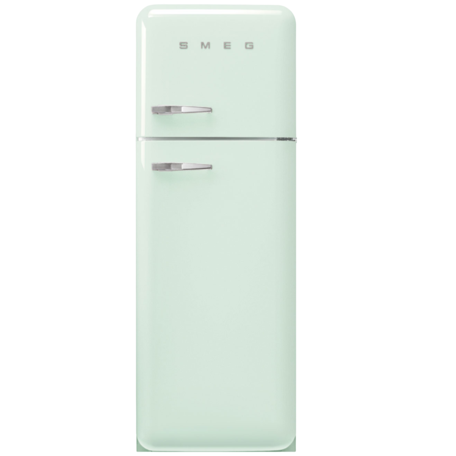 Mintgroene Smeg koelkast met zilveren handgrepen en een zwarte achtergrond.