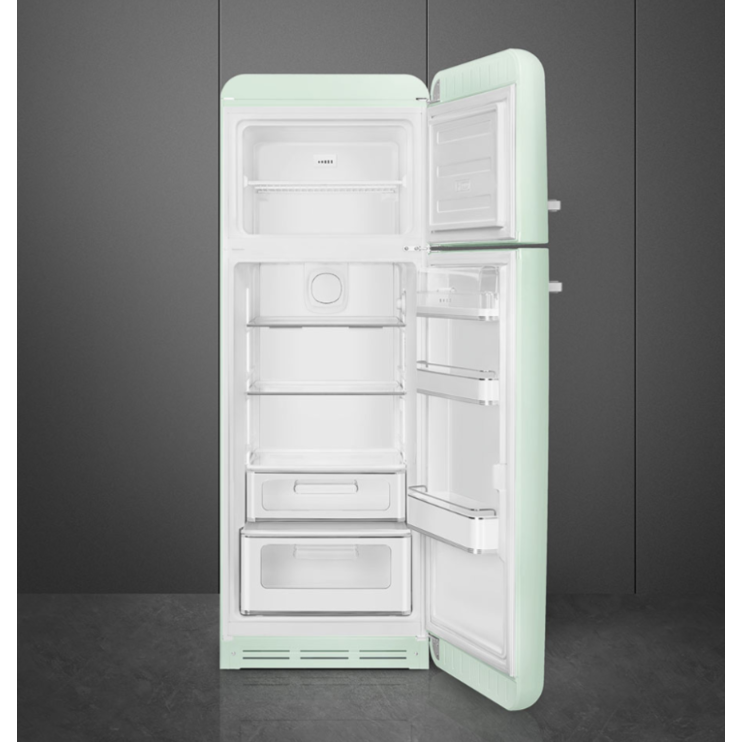Een open vintage mintgroene koelkast met planken vol voedsel.