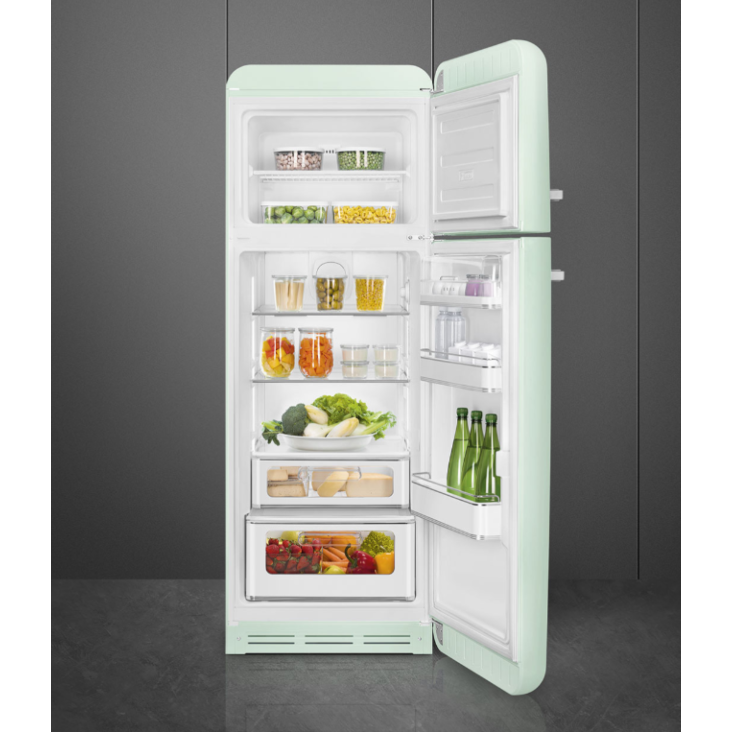 Open, mintgroene Smeg koelkast, met planken vol voedsel en drankjes.