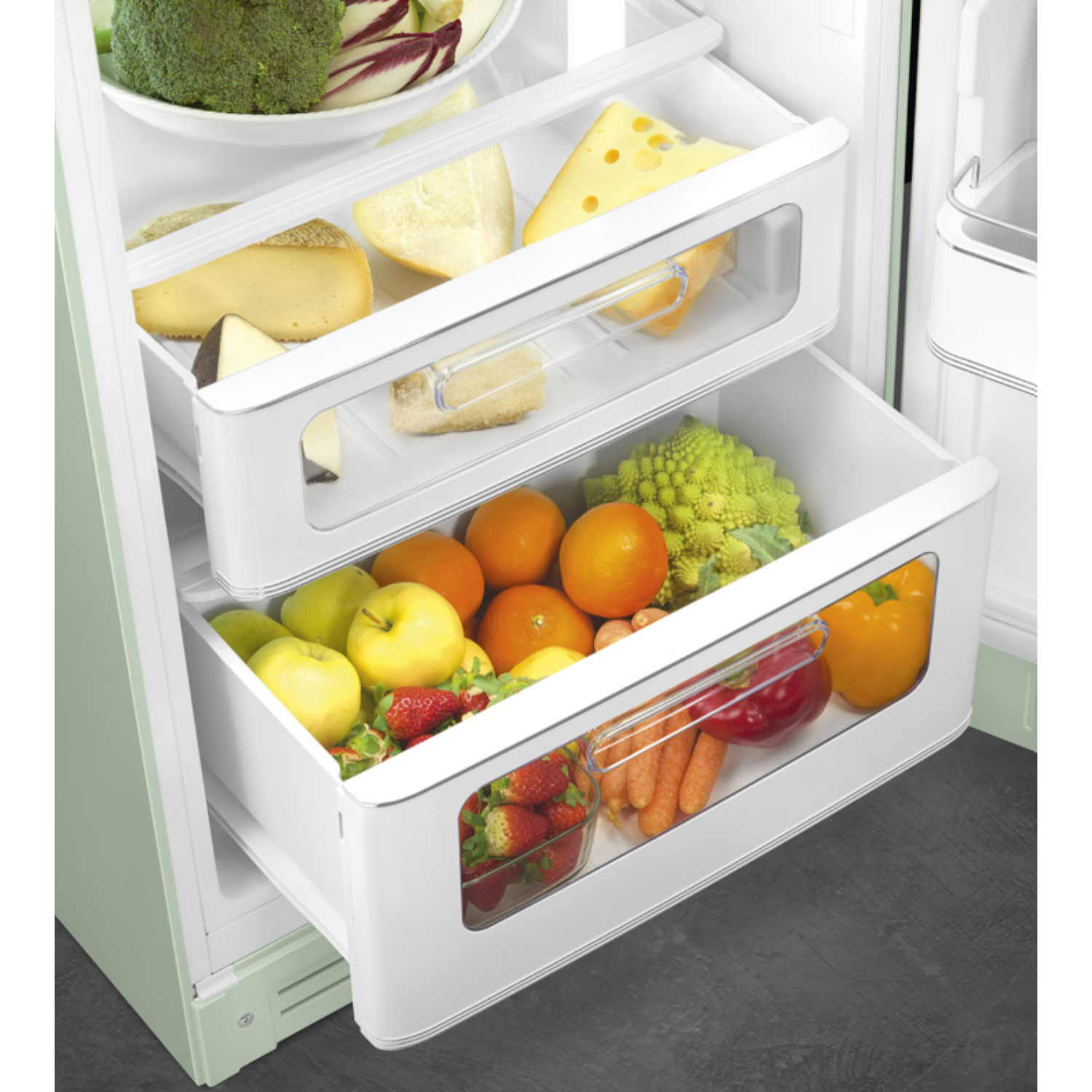 Koelkastladen gevuld met boodschappen: kaas, broccoli, fruit en groenten.