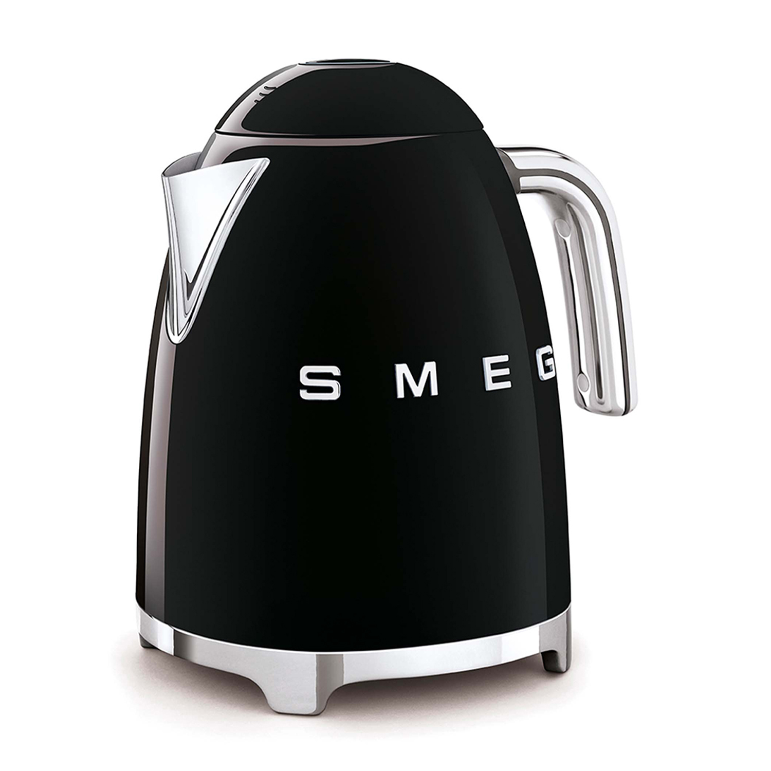 Bollitore Smeg nero. Manico e base cromati. Marchio 'SMEG' bianco sul davanti.