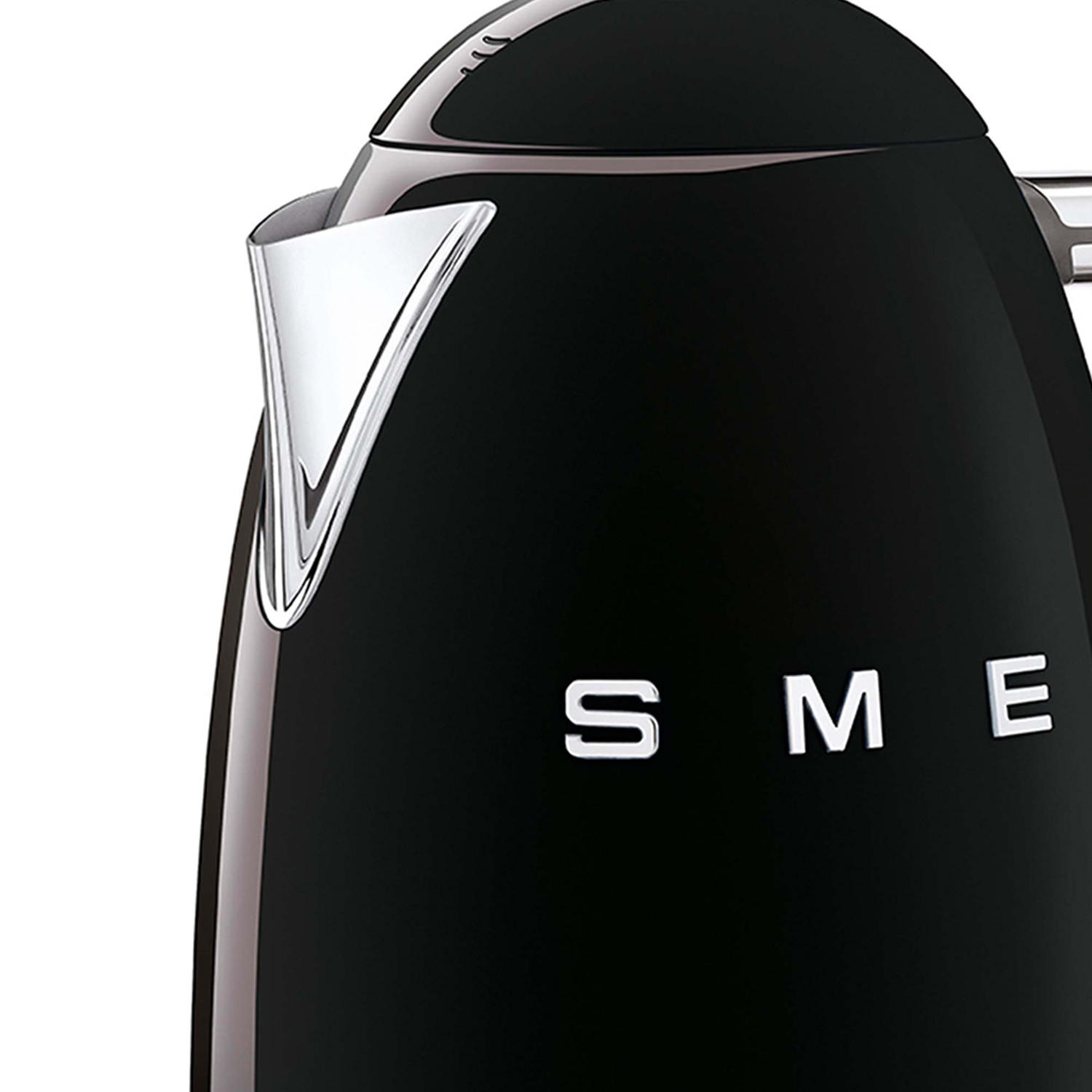 Bollitore nero con marchio SMEG. Lucido, con beccuccio curvo, su sfondo bianco.