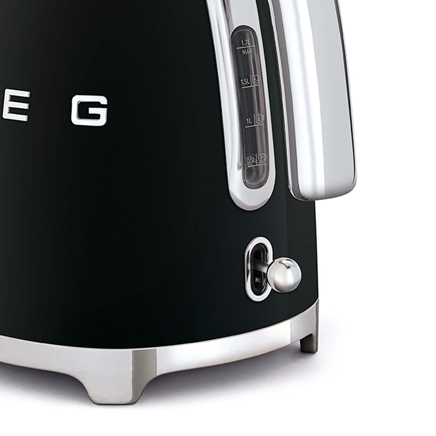Primo piano di un bollitore Smeg nero con indicatore del livello dell'acqua e manico cromato.