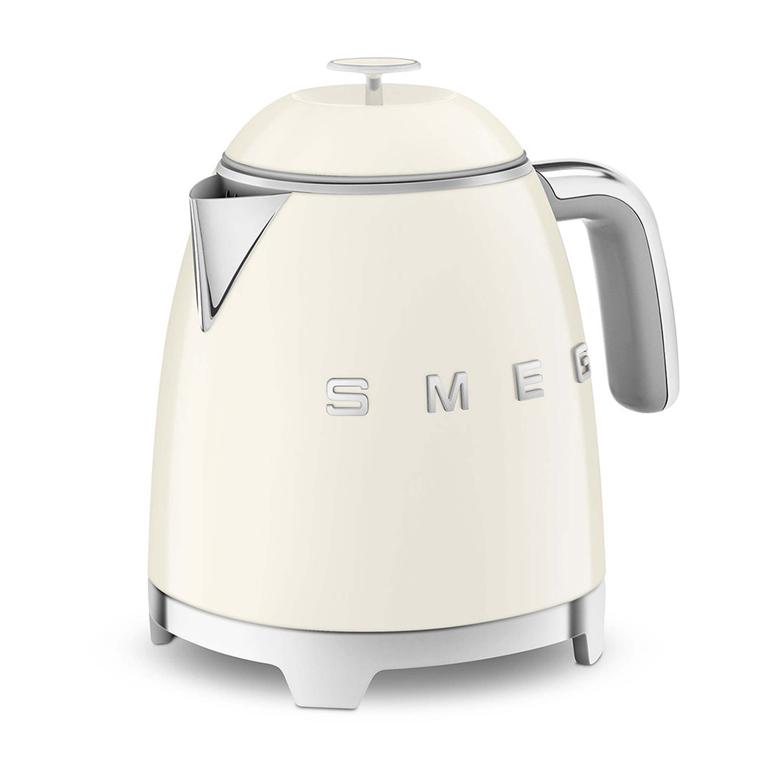 Bollitore SMEG color crema. È su una superficie bianca ed è un classico design retrò.