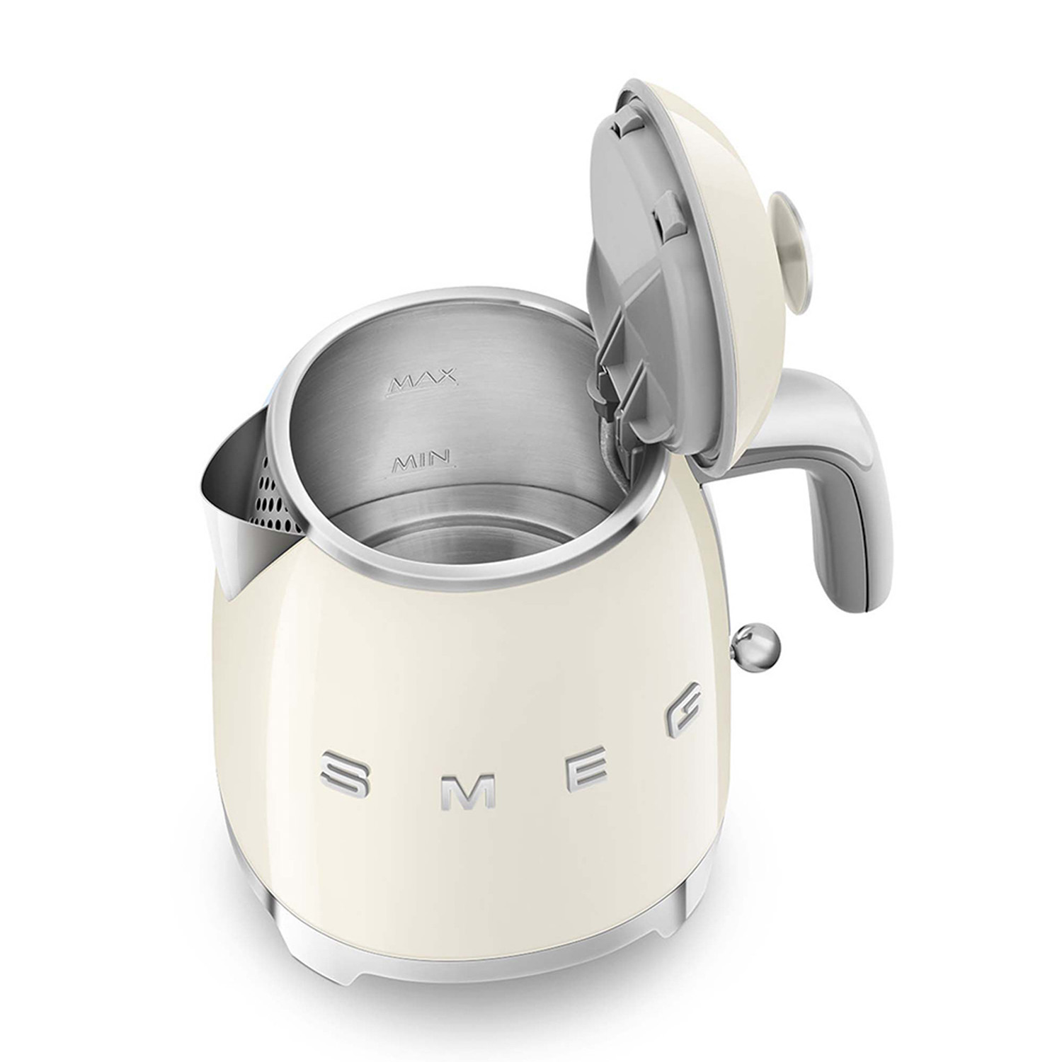 Bollitore elettrico color crema con coperchio aperto, interno in acciaio e marchio Smeg.