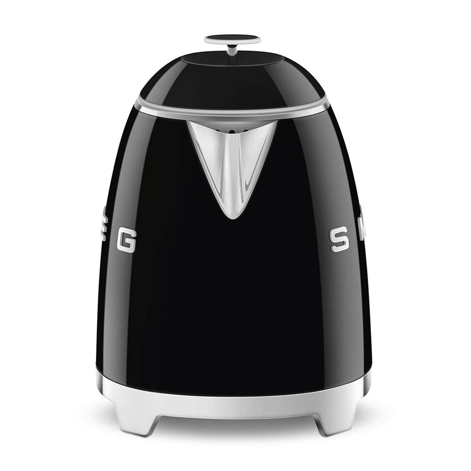 Bollitore Smeg nero su superficie bianca. Beccuccio e manico del coperchio cromati. Base nera con piedini bianchi.