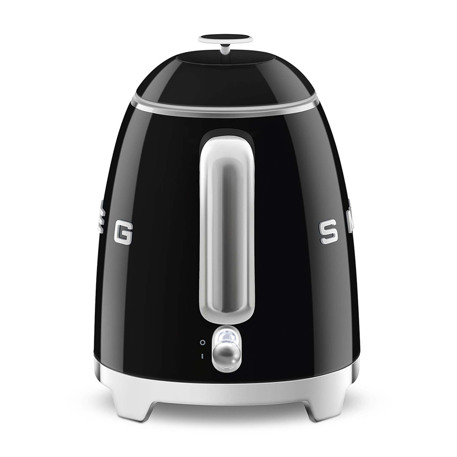 Bollitore elettrico nero in stile retrò con base bianca. Maniglia e pulsante argentati lucidi. Marchio Smeg visibile.