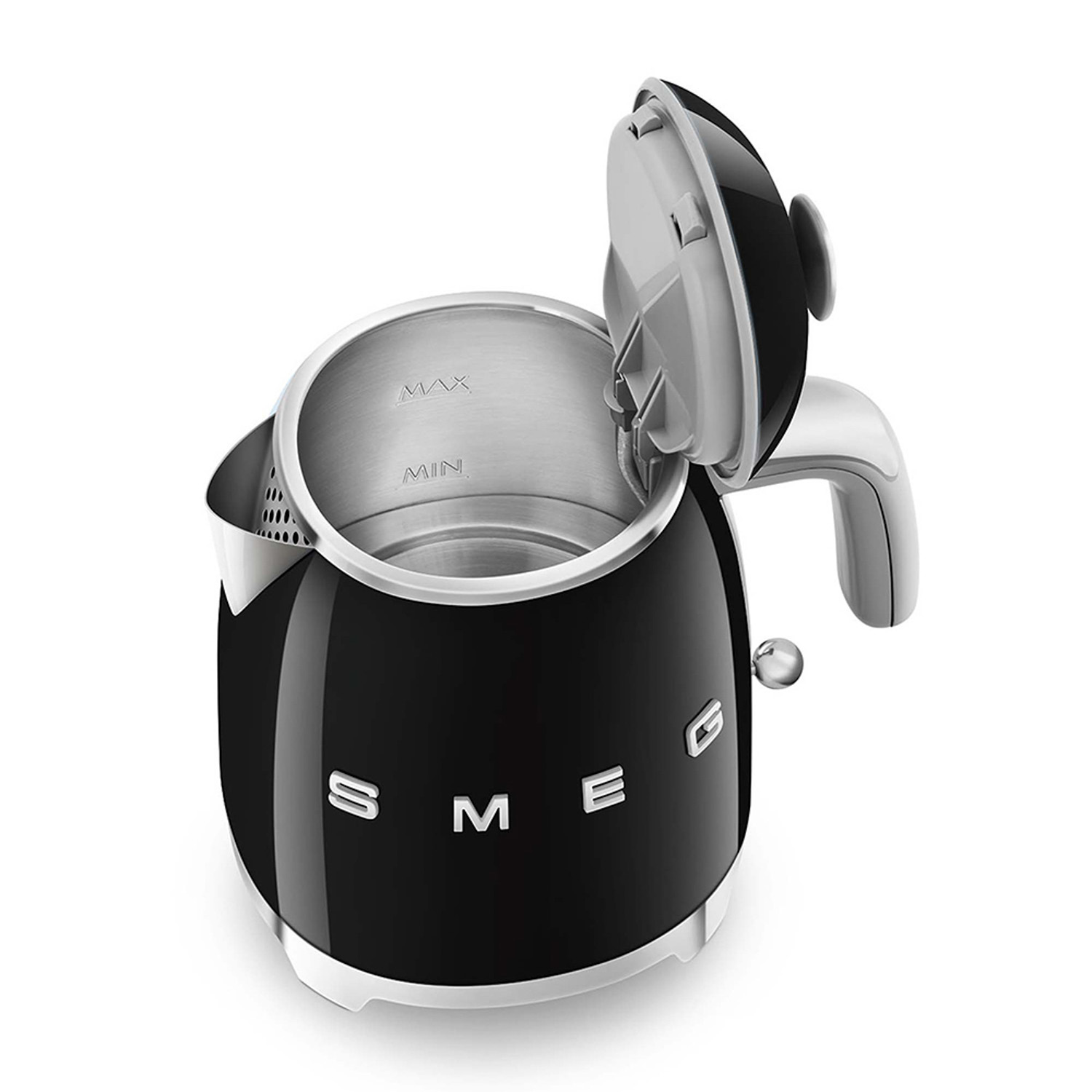 Bollitore Smeg nero con coperchio aperto, mostra l'interno e il manico.