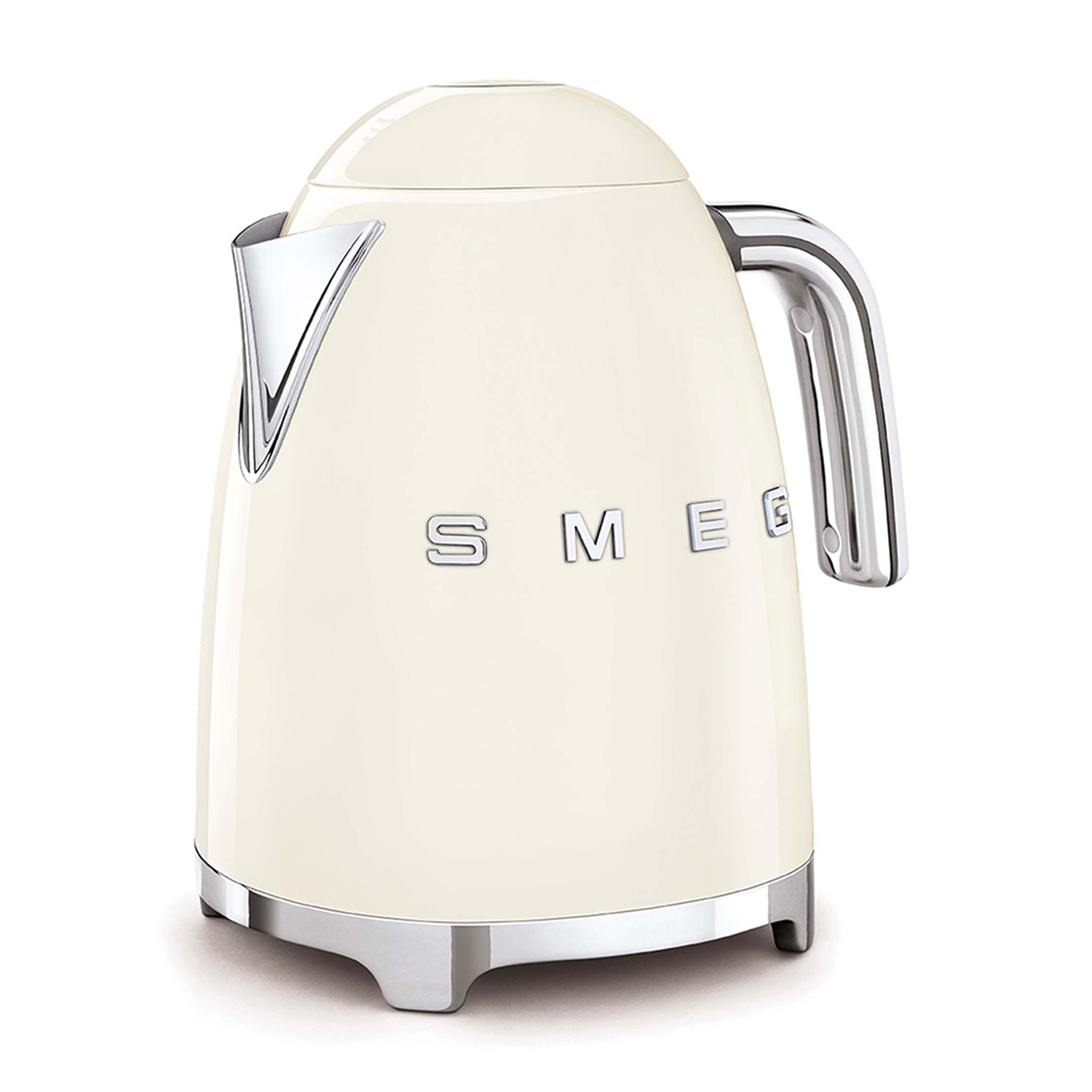 Bollitore SMEG color crema. Manico e beccuccio cromati, con logo SMEG. Poggia su piedini cromati.