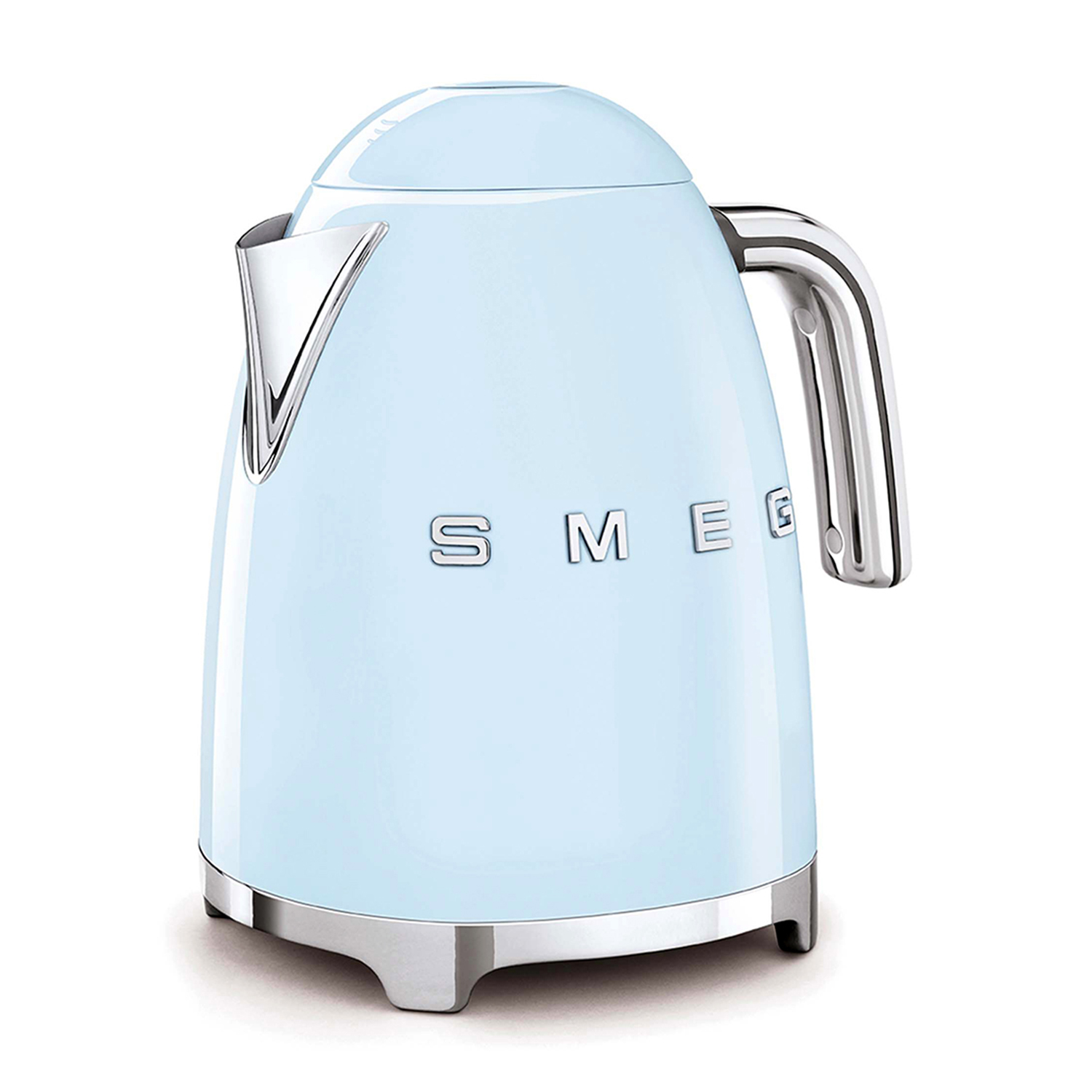 Bollitore elettrico azzurro con manico argentato. Il marchio Smeg è visibile sulla parte anteriore del bollitore.