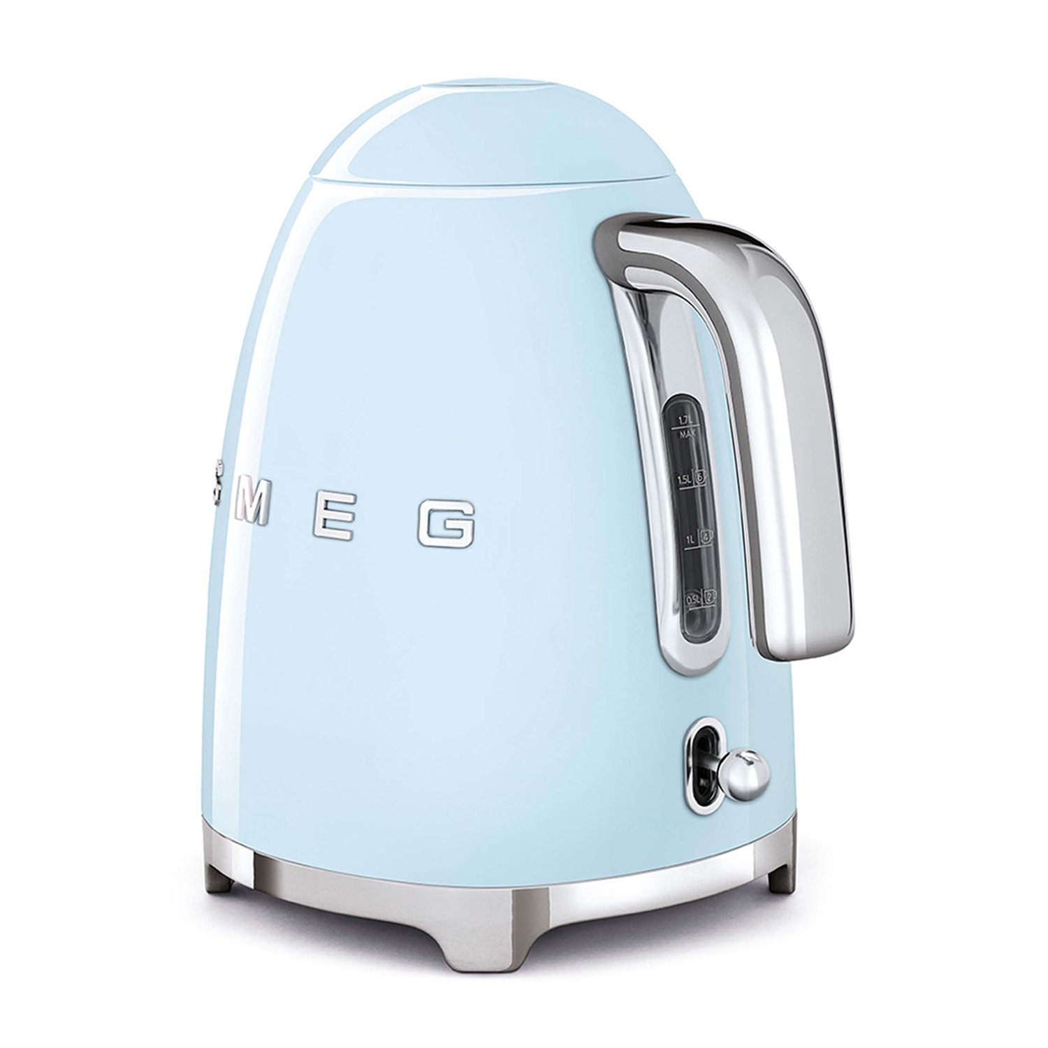 Un bollitore Smeg azzurro con manico e beccuccio argentati, su sfondo bianco.