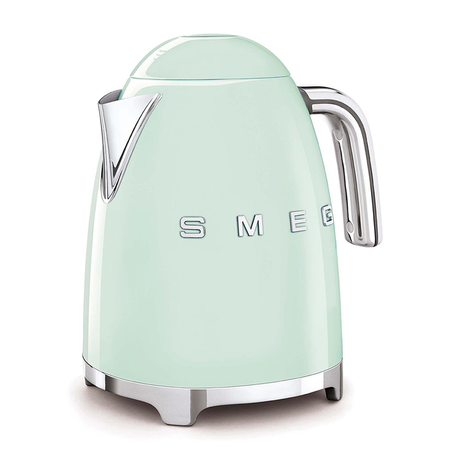 Un bollitore SMEG verde menta con dettagli argentati, su una superficie bianca, isolato.