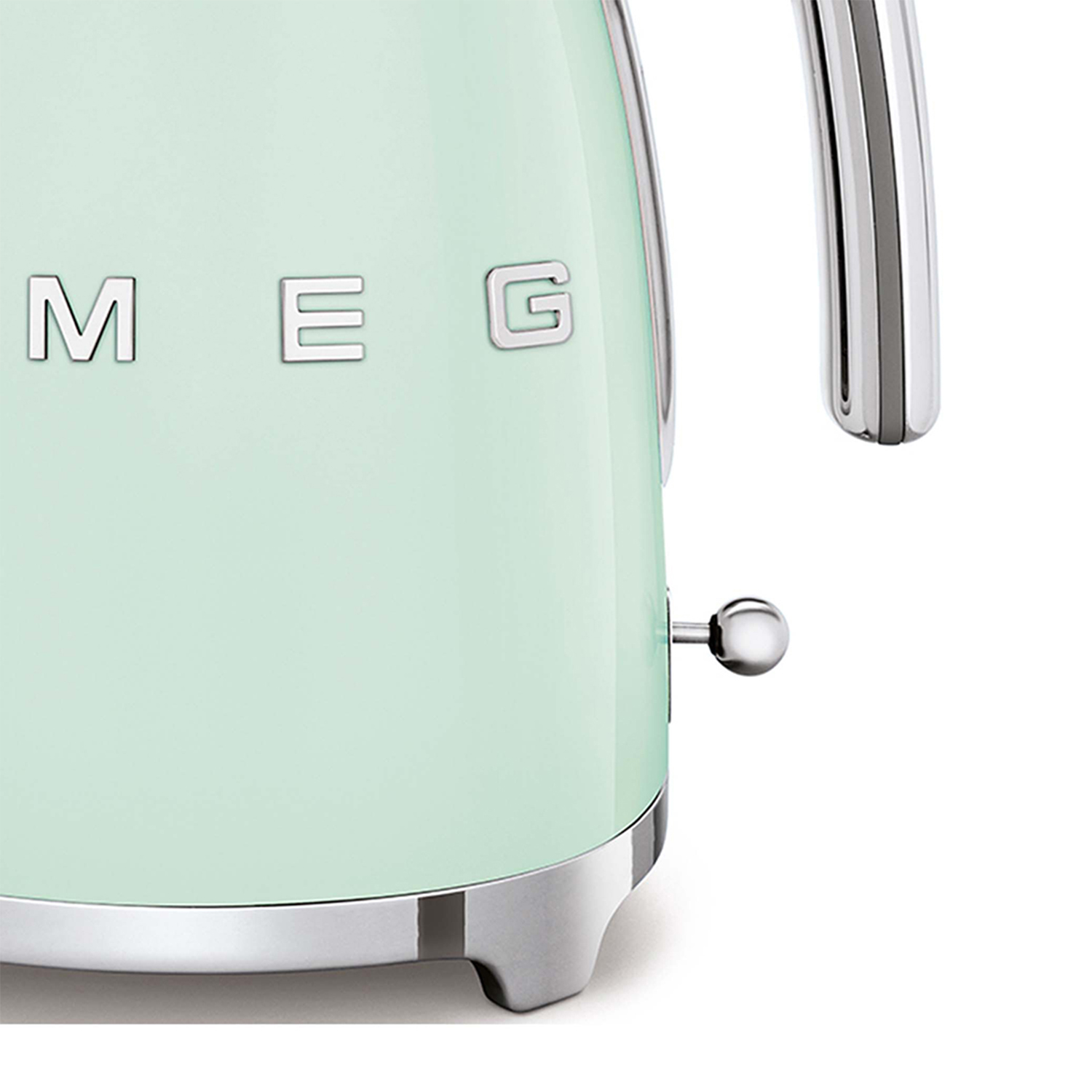 Primo piano di un bollitore elettrico verde menta con dettagli argentati. Sfondo bianco.