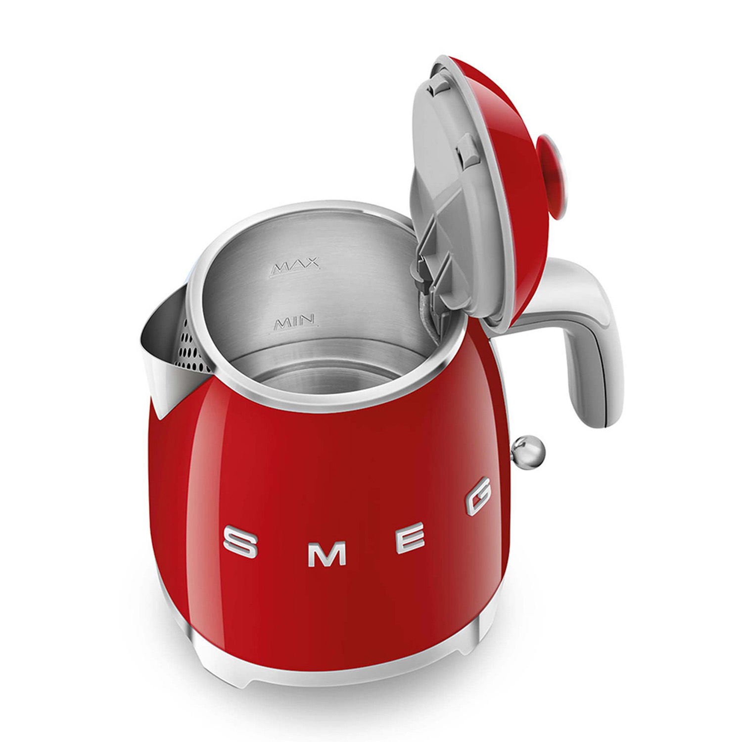 Bollitore rosso. Coperchio aperto. Interno visibile. Manico argentato. Marca: SMEG. Sfondo bianco.