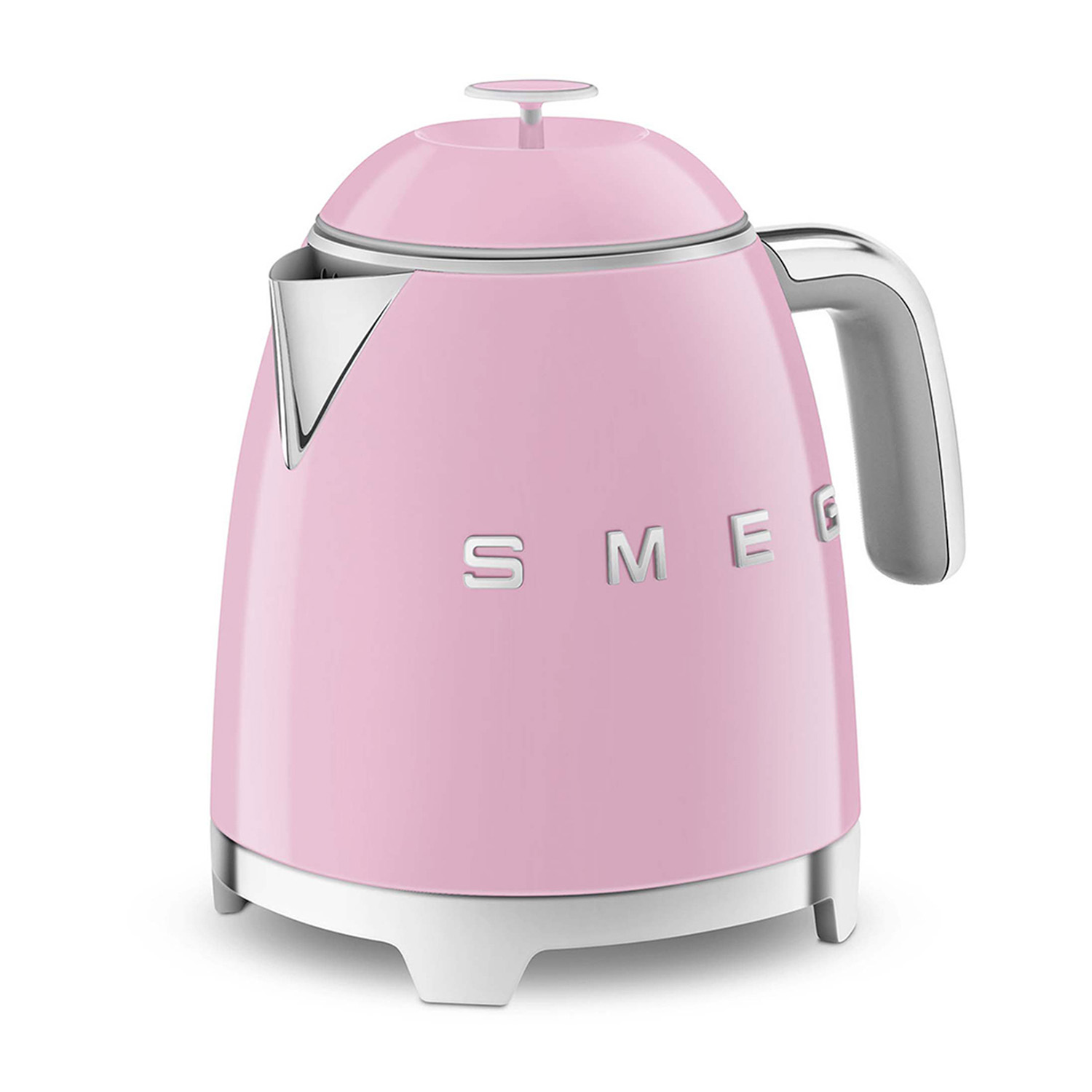 Bollitore SMEG rosa. È su una superficie bianca ed è un classico design retrò.