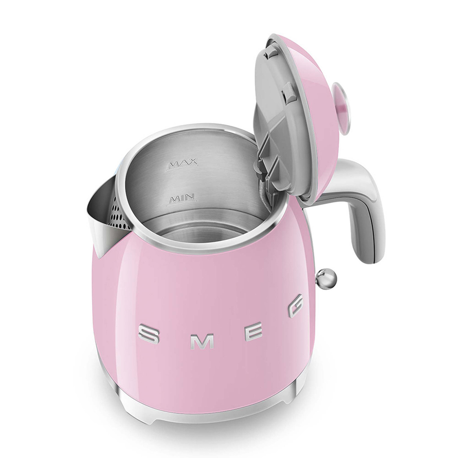 Bollitore Smeg rosa con coperchio aperto. Manico e base cromati. Interno con segni MAX e MIN.