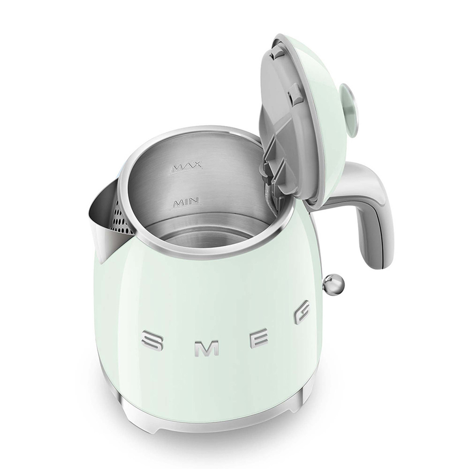 Un bollitore Smeg verde menta aperto. Il coperchio è aperto, mostrando l'interno.