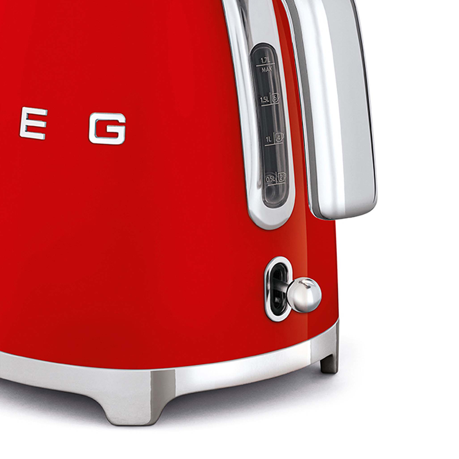 Bollitore Smeg rosso con dettagli cromati, indicatore livello acqua e manico. Sfondo bianco.