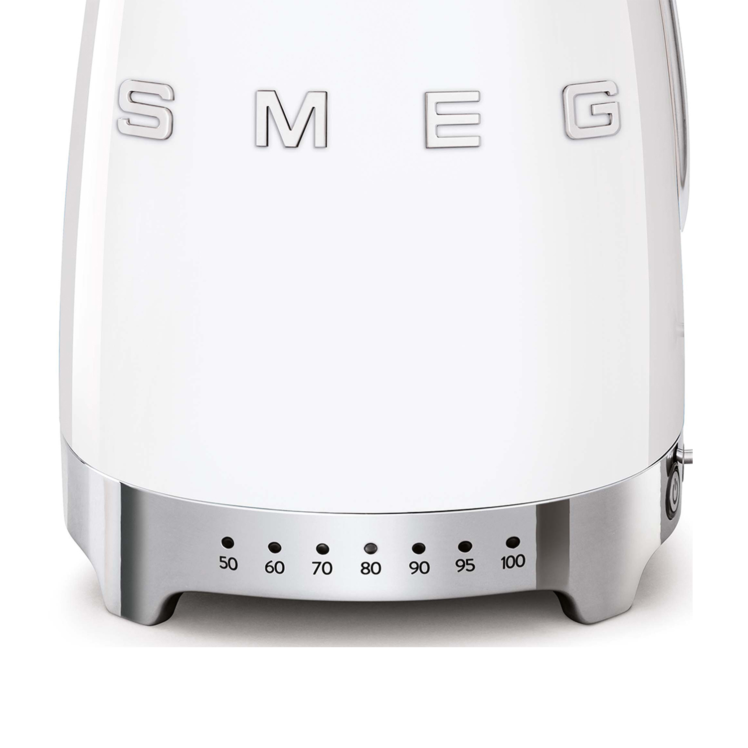 Un elettrodomestico SMEG bianco con finiture argentate. Ha spie per le impostazioni di temperatura.