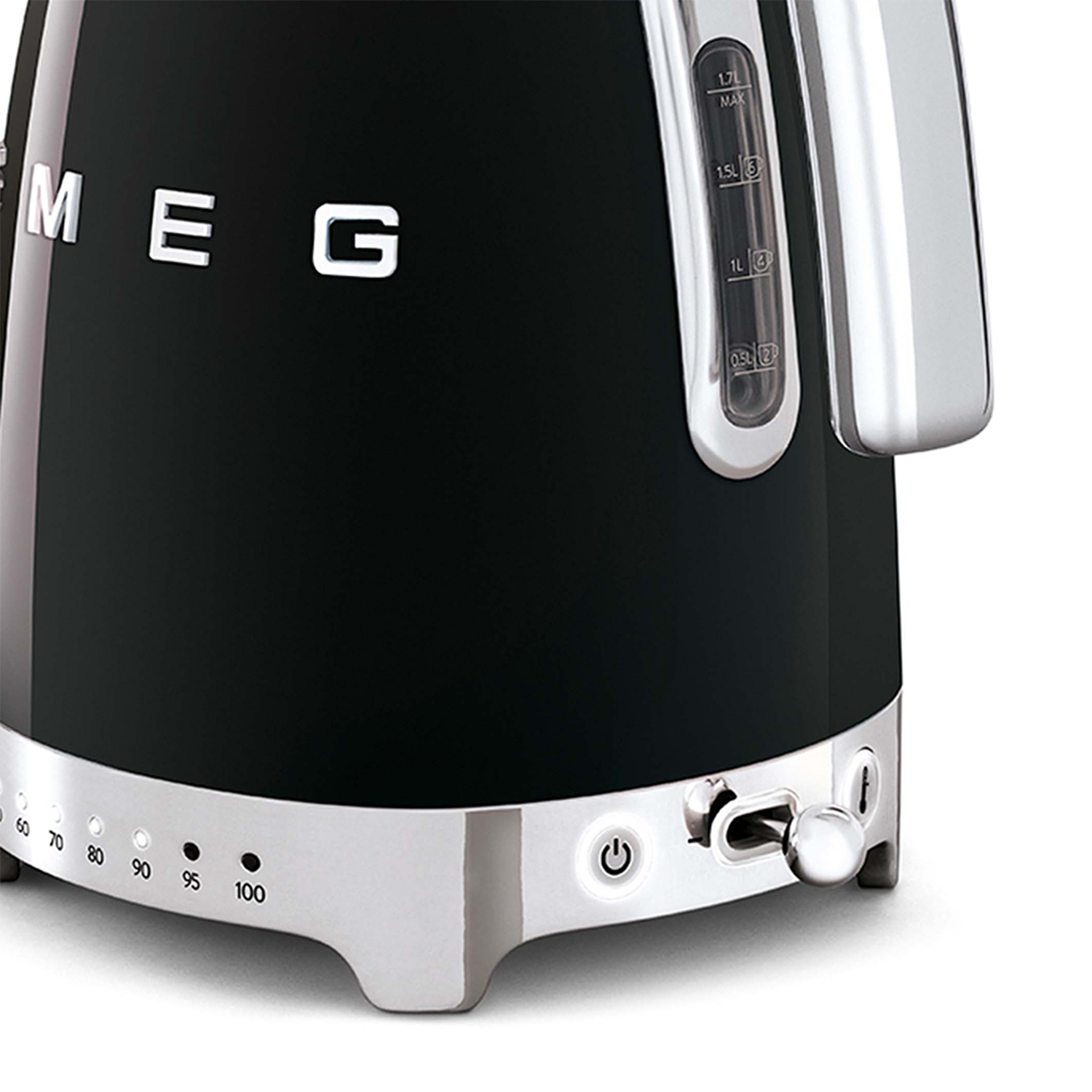 Primo piano della base di un bollitore Smeg nero. Dettagli argento, quadrante temperatura.