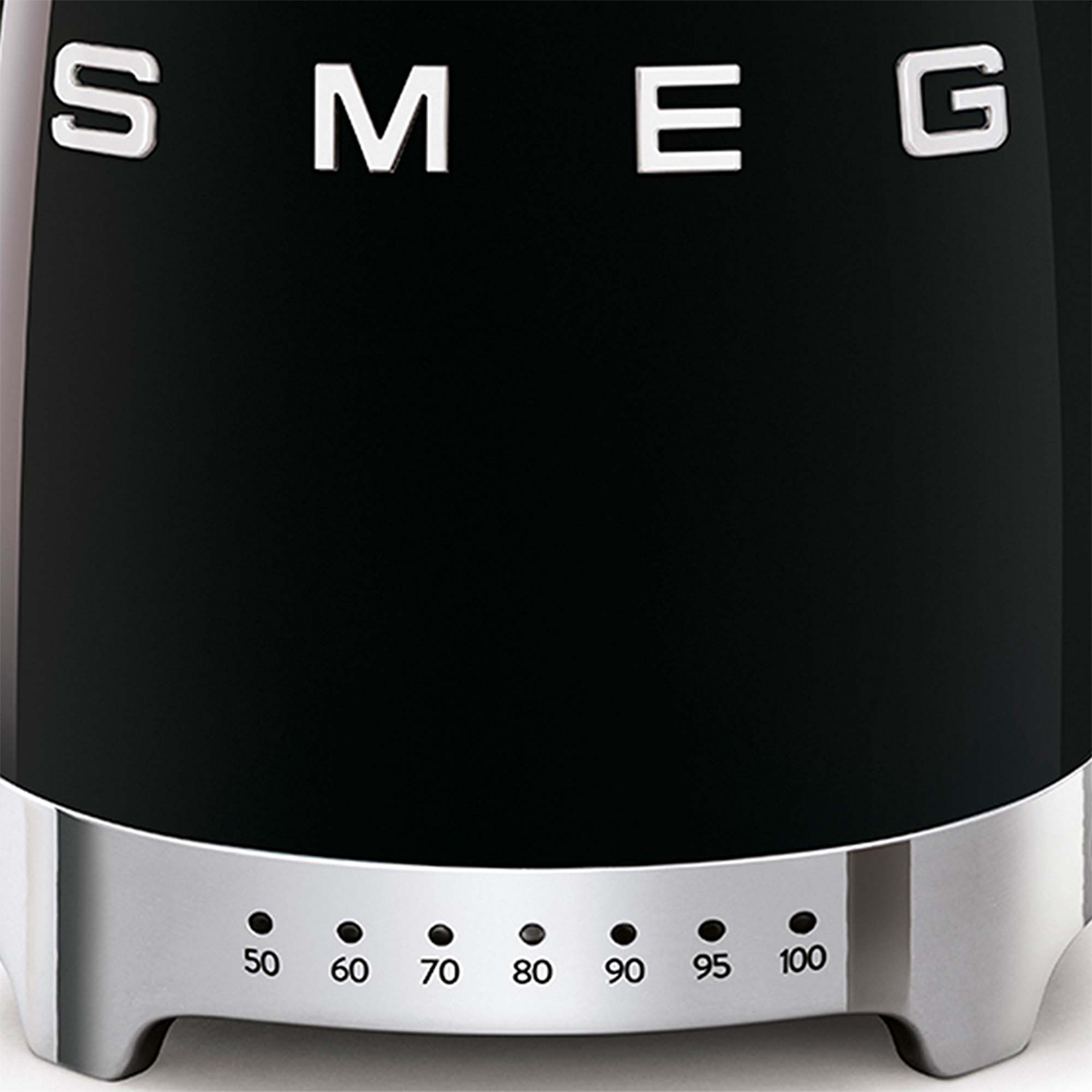 Primo piano di un bollitore Smeg nero. Il logo Smeg è argentato. I numeri indicano le impostazioni della temperatura.