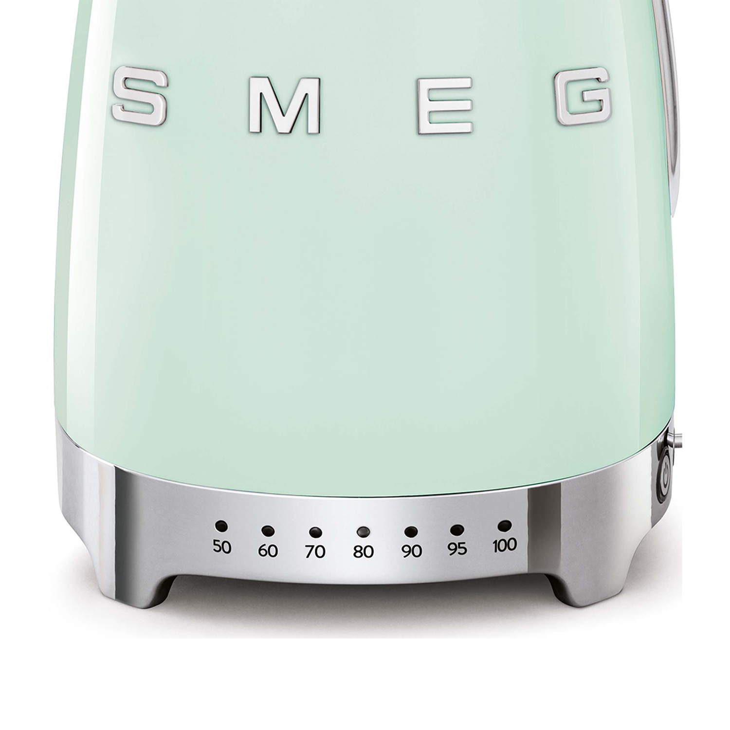 Primo piano di un bollitore SMEG verde menta. Impostazioni temperatura visibili.