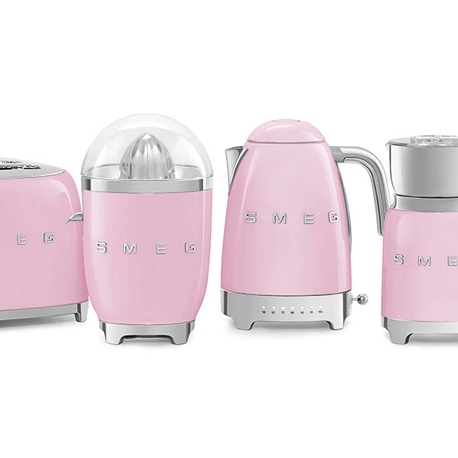 Un set di elettrodomestici SMEG rosa: tostapane, spremiagrumi, bollitore e macinacaffè.
