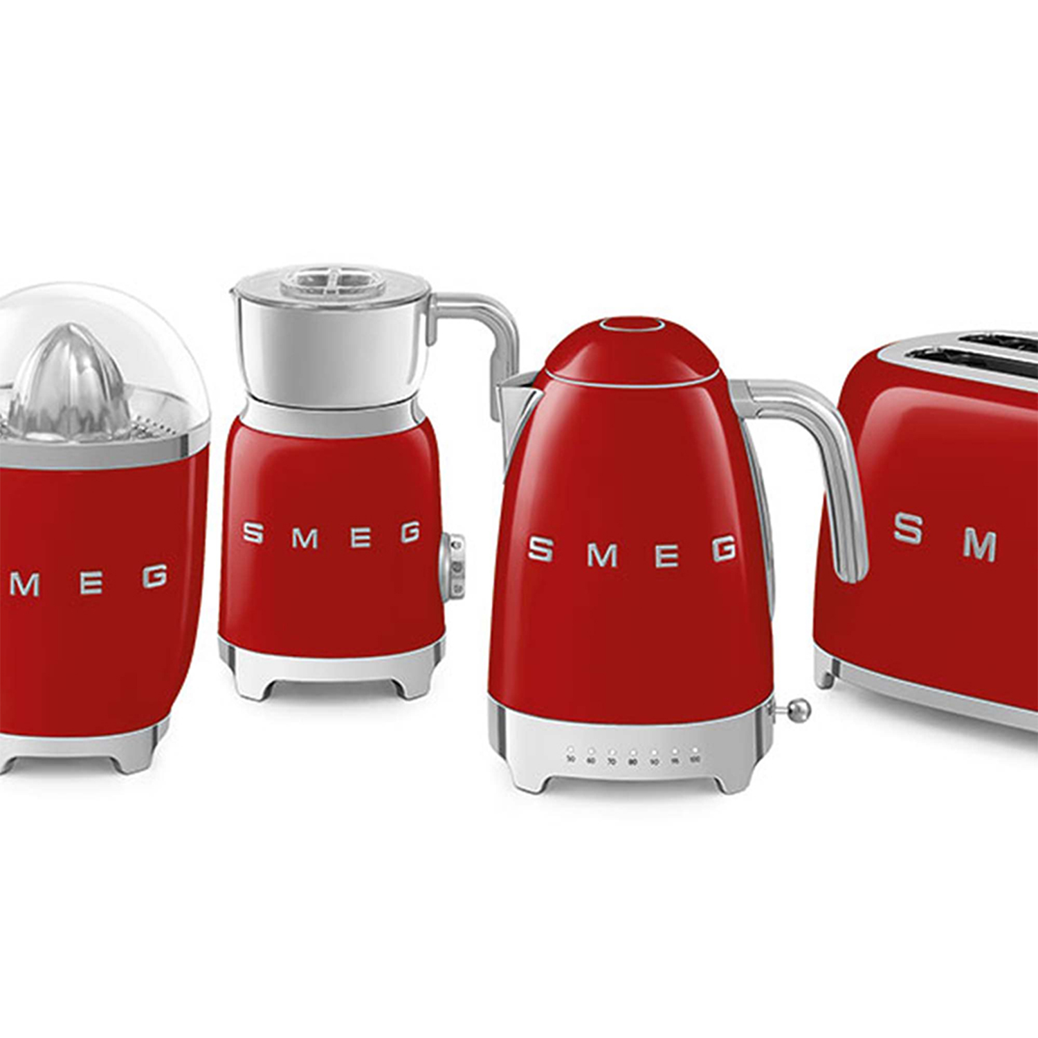 Una collezione di elettrodomestici da cucina SMEG rossi: spremiagrumi, frullatore, bollitore e tostapane, tutti su una superficie bianca.