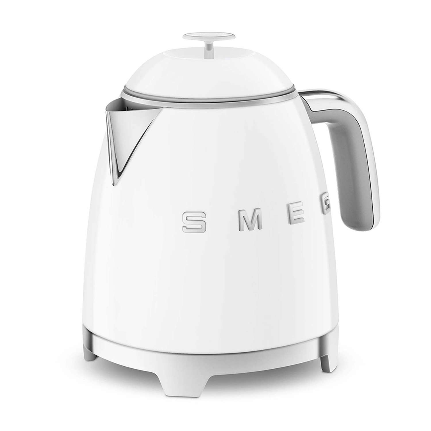 Bollitore SMEG bianco. Ha un corpo arrotondato, un manico e il logo SMEG. Il bollitore è su una superficie bianca.