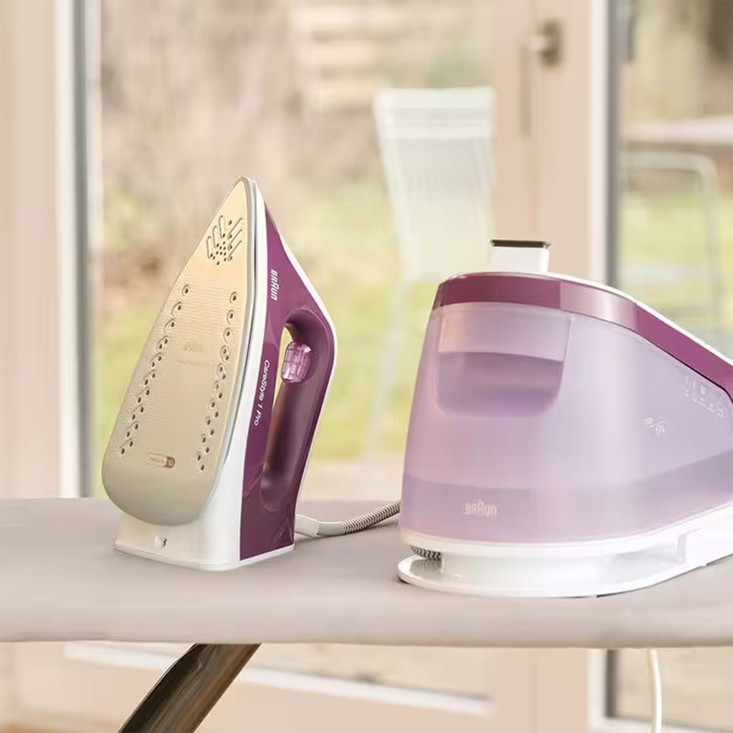 Ferro da stiro e generatore di vapore su asse da stiro. Colori marrone, bianco e viola.