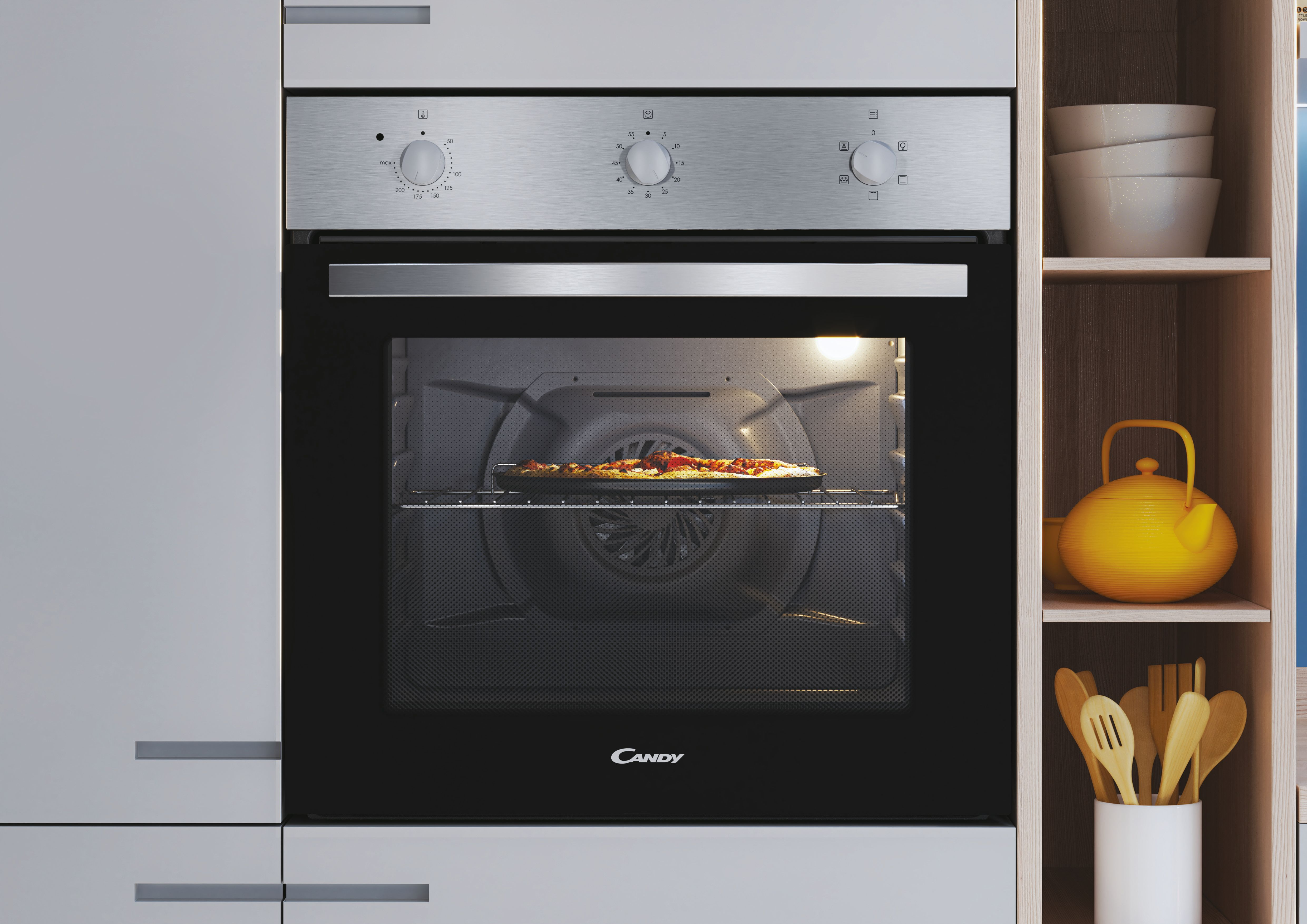 Horno con pizza dentro, colocado en un mueble de cocina.