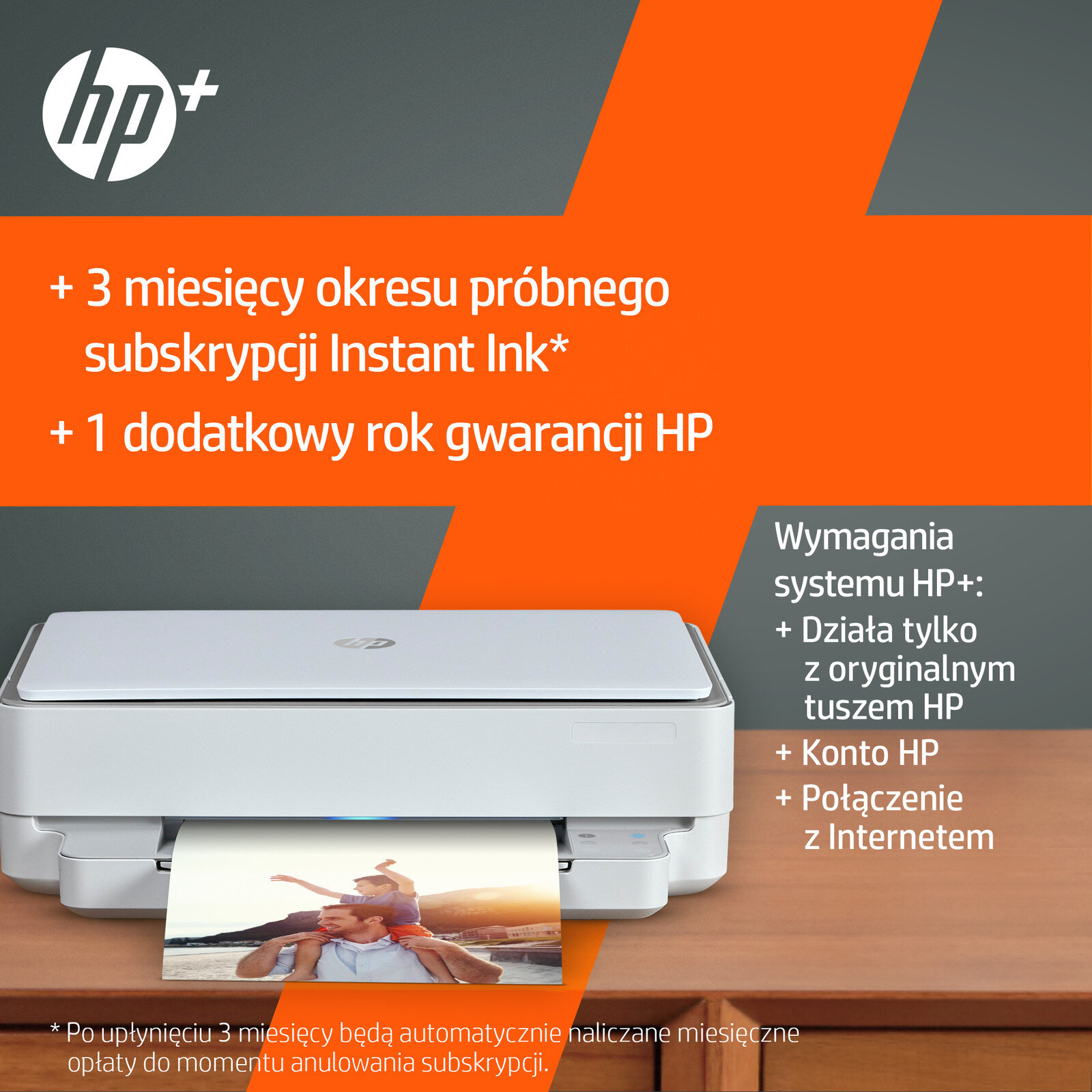 Biała drukarka z pomarańczowym i białym tłem. Tekst po lewej i prawej stronie, logo HP u góry.