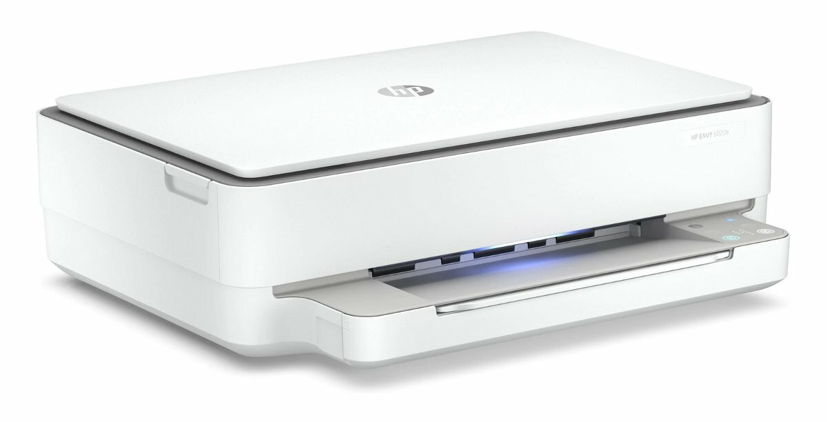 Biała drukarka HP Envy serii 6000 na białym tle.