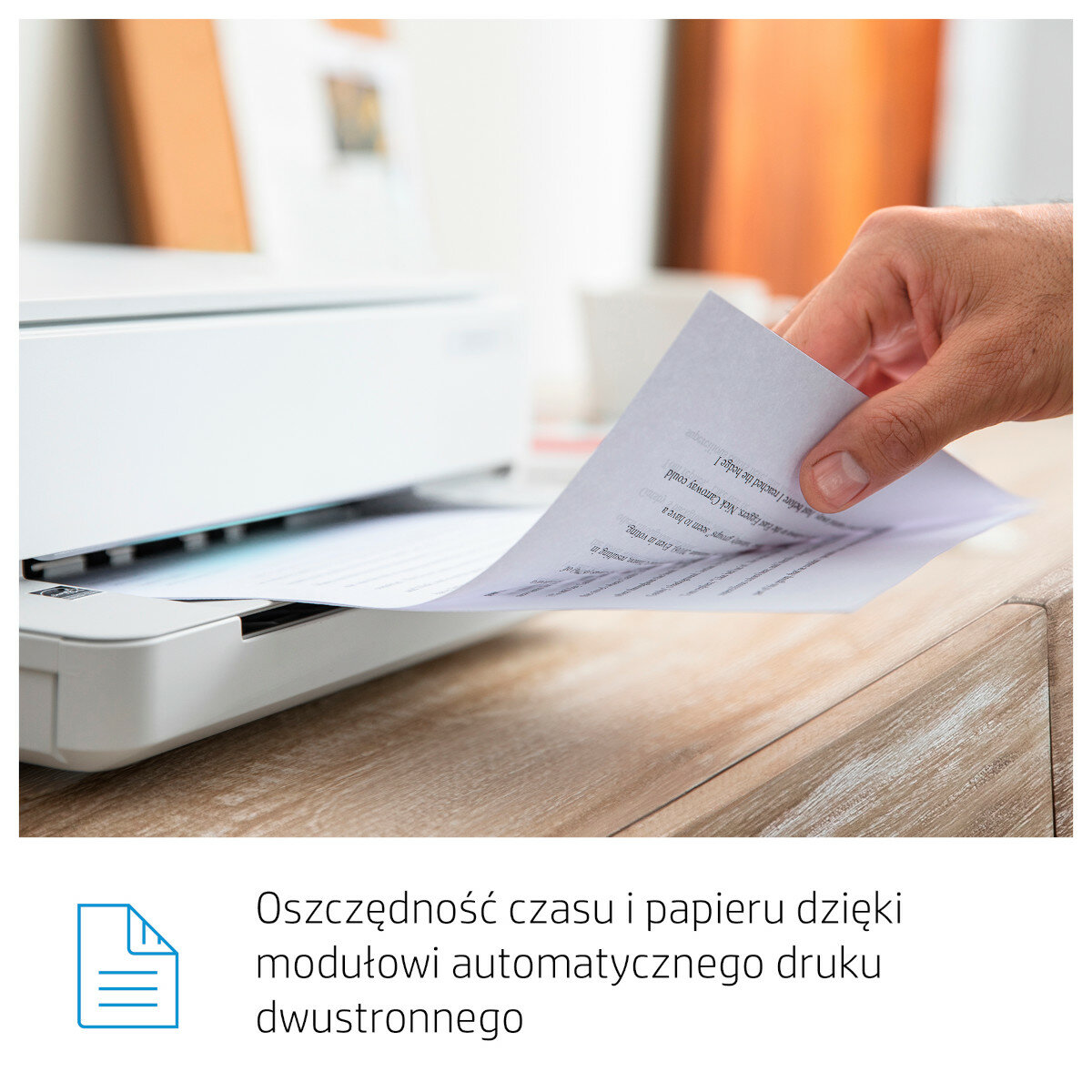 Ręka wkładająca kartkę papieru do drukarki.
