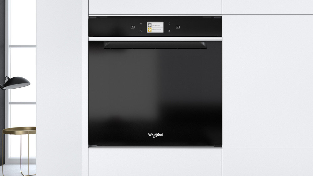 Tył czarnego monitora Lenovo, z marką Legion i różnymi portami połączeniowymi.