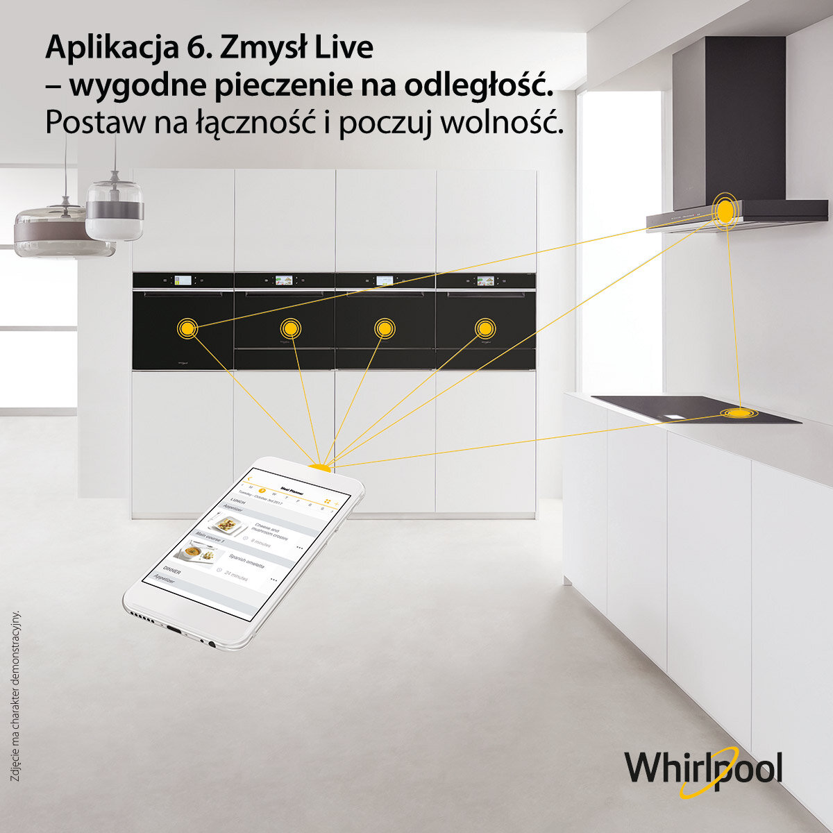 Telefon komórkowy połączony z urządzeniami kuchennymi przez Wi-Fi, z białymi szafkami.